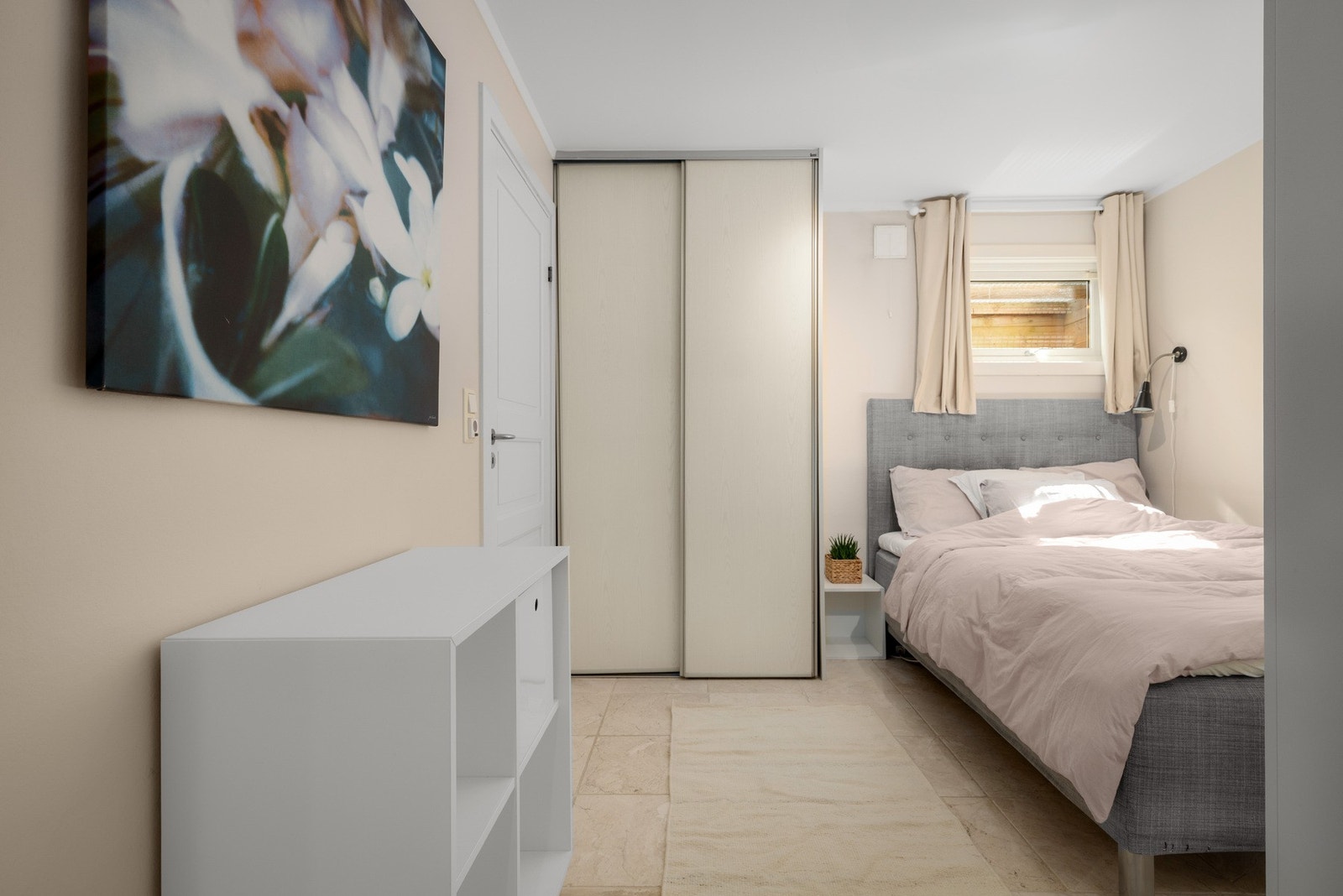 Innredet kjellerrom med skyvedørsgarderobe. Galleribilde