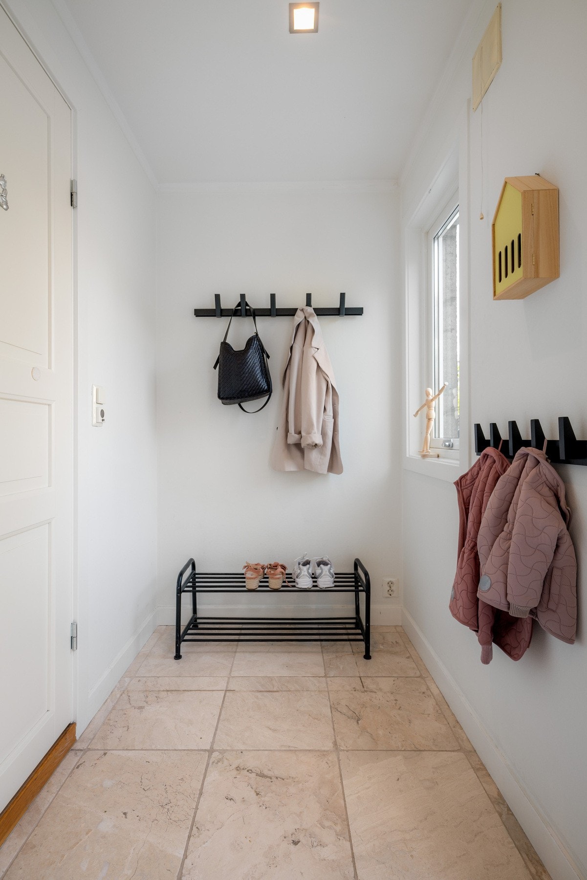 Boligen ønskes velkommen via en romslig entré/gang med flislagt gulv, downlights og varmekabler. Galleribilde