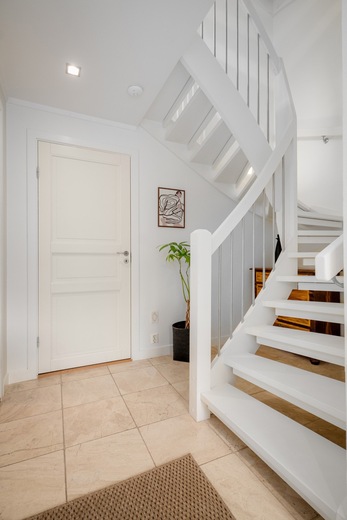 Underetasjen inneholder gang med trapp, bad, vaskerom, trimrom, bod og innredet kjellerrom. Galleribilde