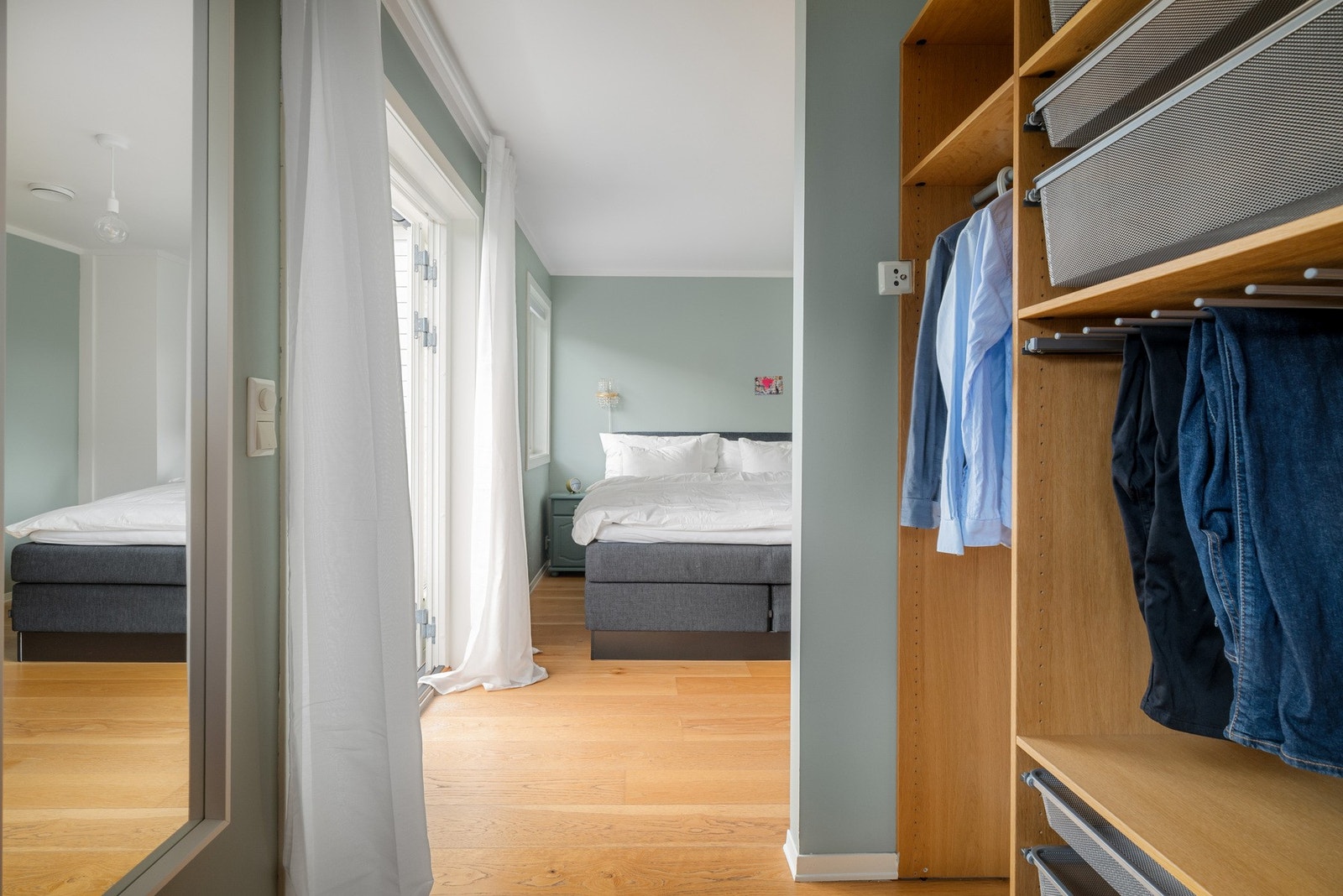 I tilknytning til rommet er det garderobe/walk-in closet. Galleribilde