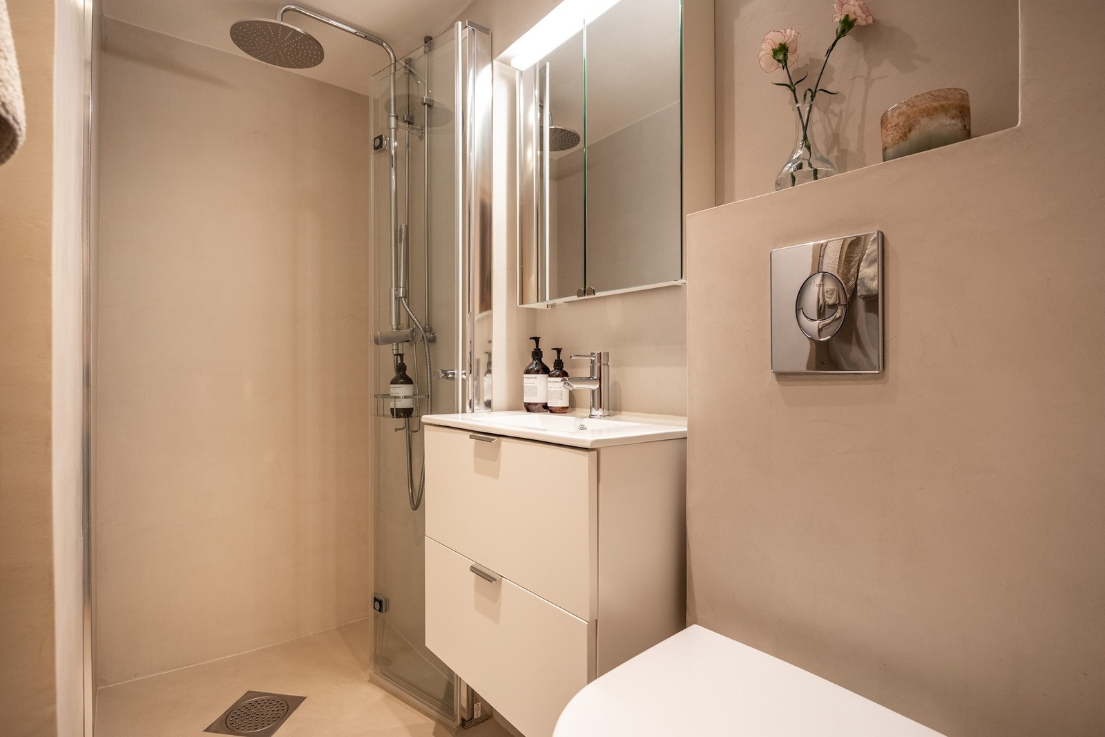 Baderom fra 2009 oppgradert i 2020 med microsement på vegger og gulv, samt ny servantinnreding, speilskap, ny vegghengt toalett (ikke innredningen inni veggen), leddet dusjdør, blandebatteri og dusjhode. Galleribilde