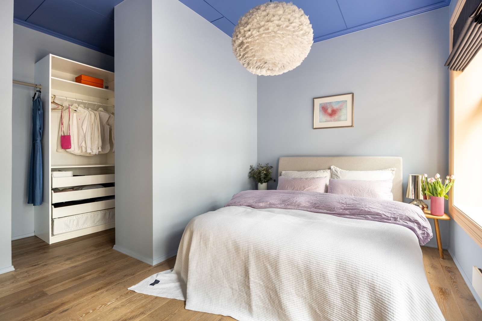 Det er laget en praktisk walk-in garderobeløsning. Galleribilde