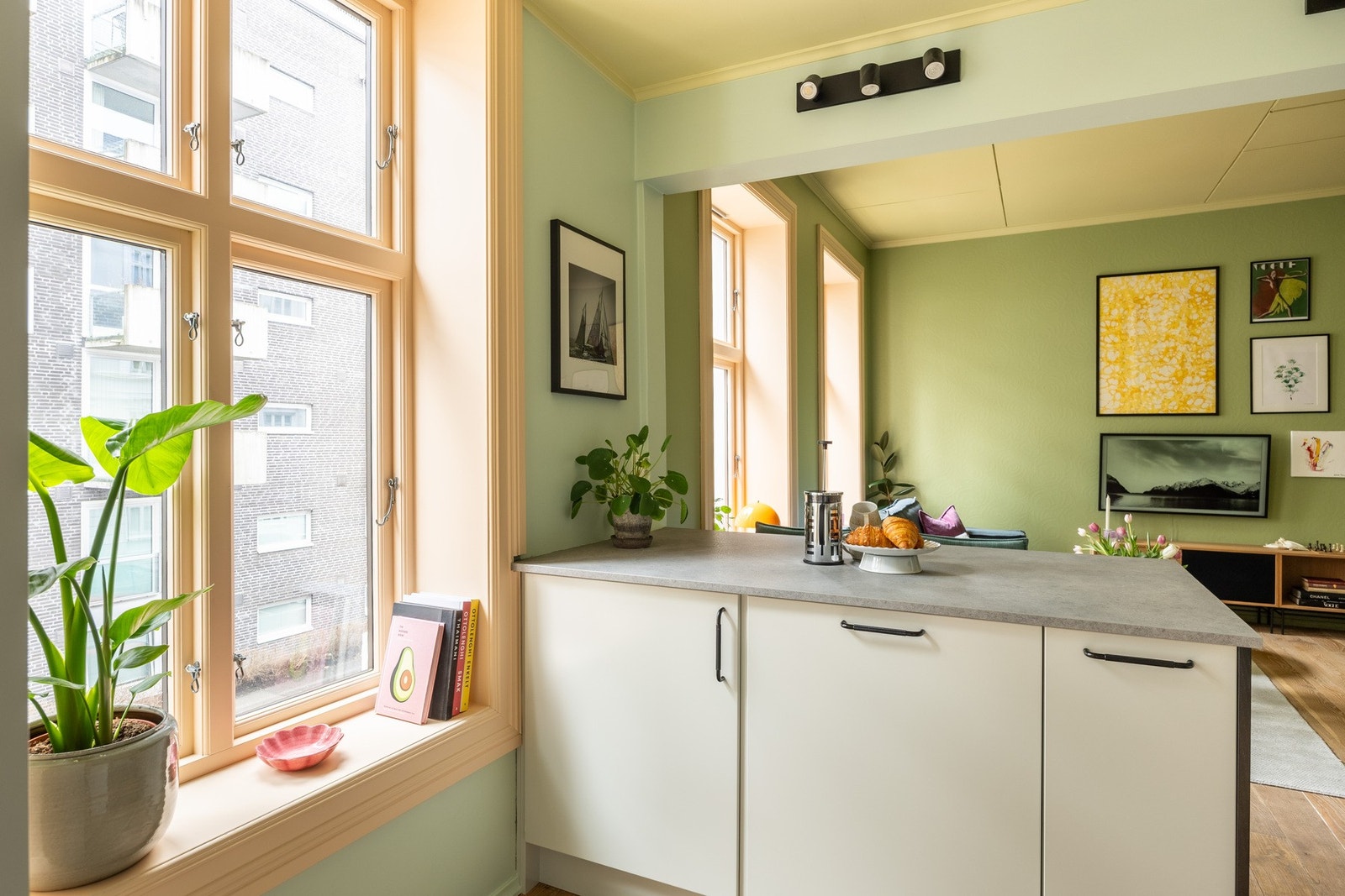 Det er en fin kombinasjon av skap- og benkeplass for både oppbevaring og matlaging. Galleribilde