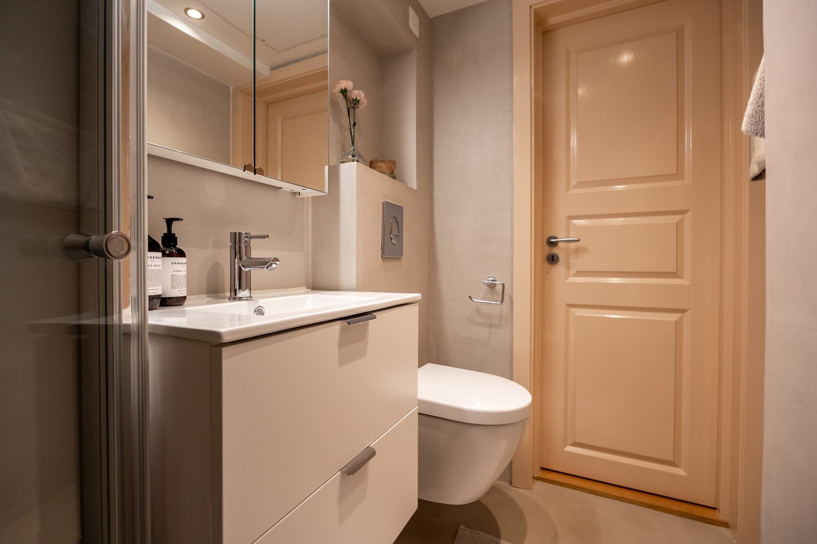 Badet har gulvvarme, samt nedsenket himling med downlights. Galleribilde