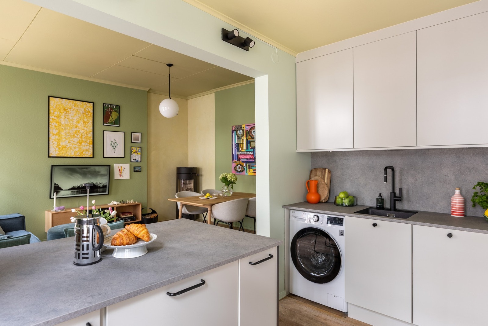 Hvitevarer er fra Miele og Electrolux, og medfølger salget. Galleribilde