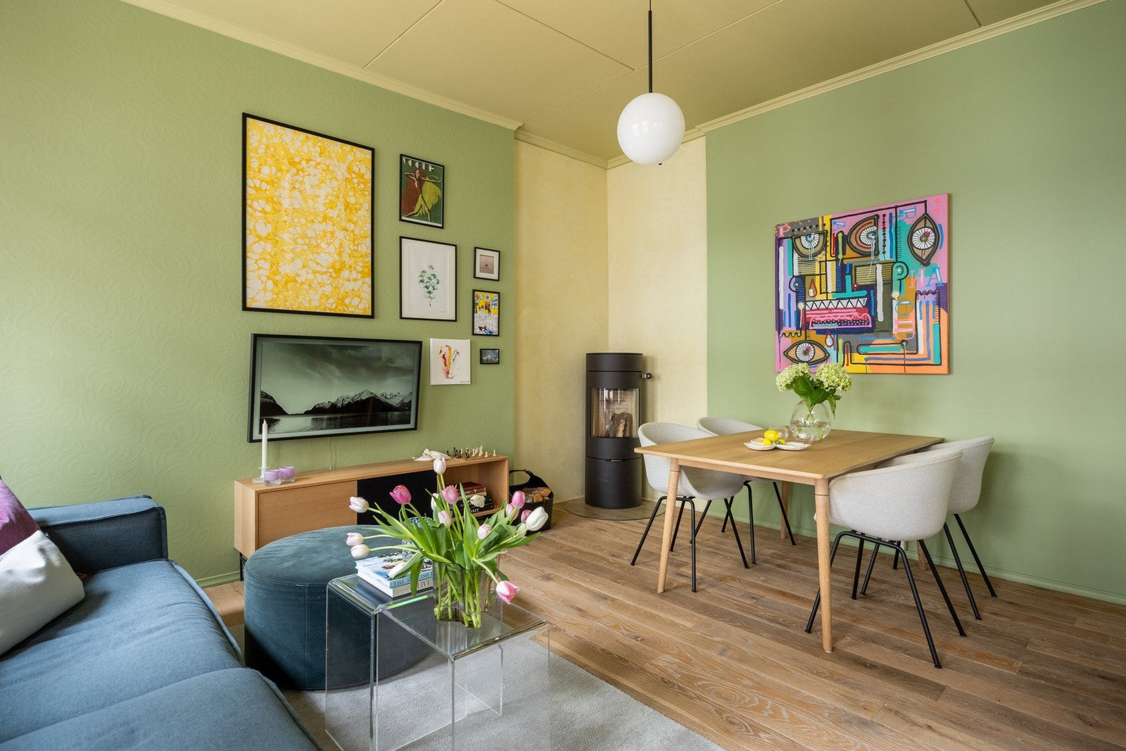 Vedovnen varmer godt i kaldere årstider og gir leiligheten en lun atmosfære. Galleribilde