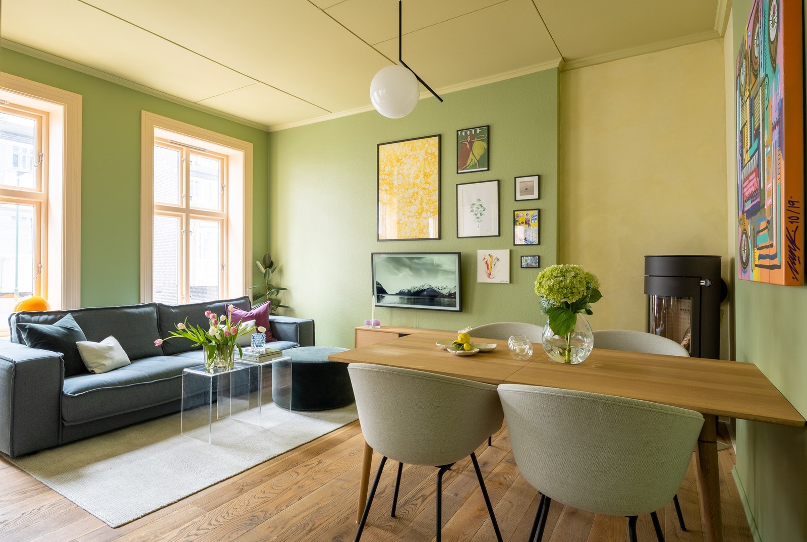 Dette er en nydelig, lys 2-roms andelsleilighet med funksjonell planløsning og store, luftige rom. Galleribilde