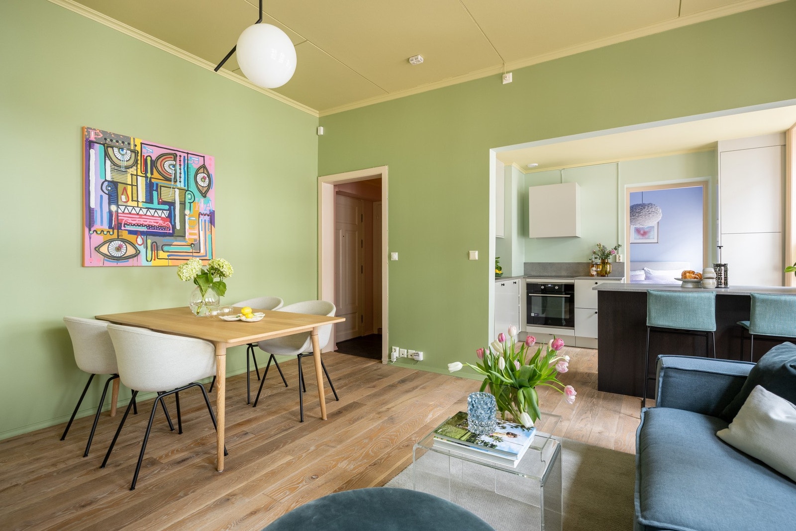 Det er god takhøyde i leiligheten, målt opptil 2,87 meter. Galleribilde