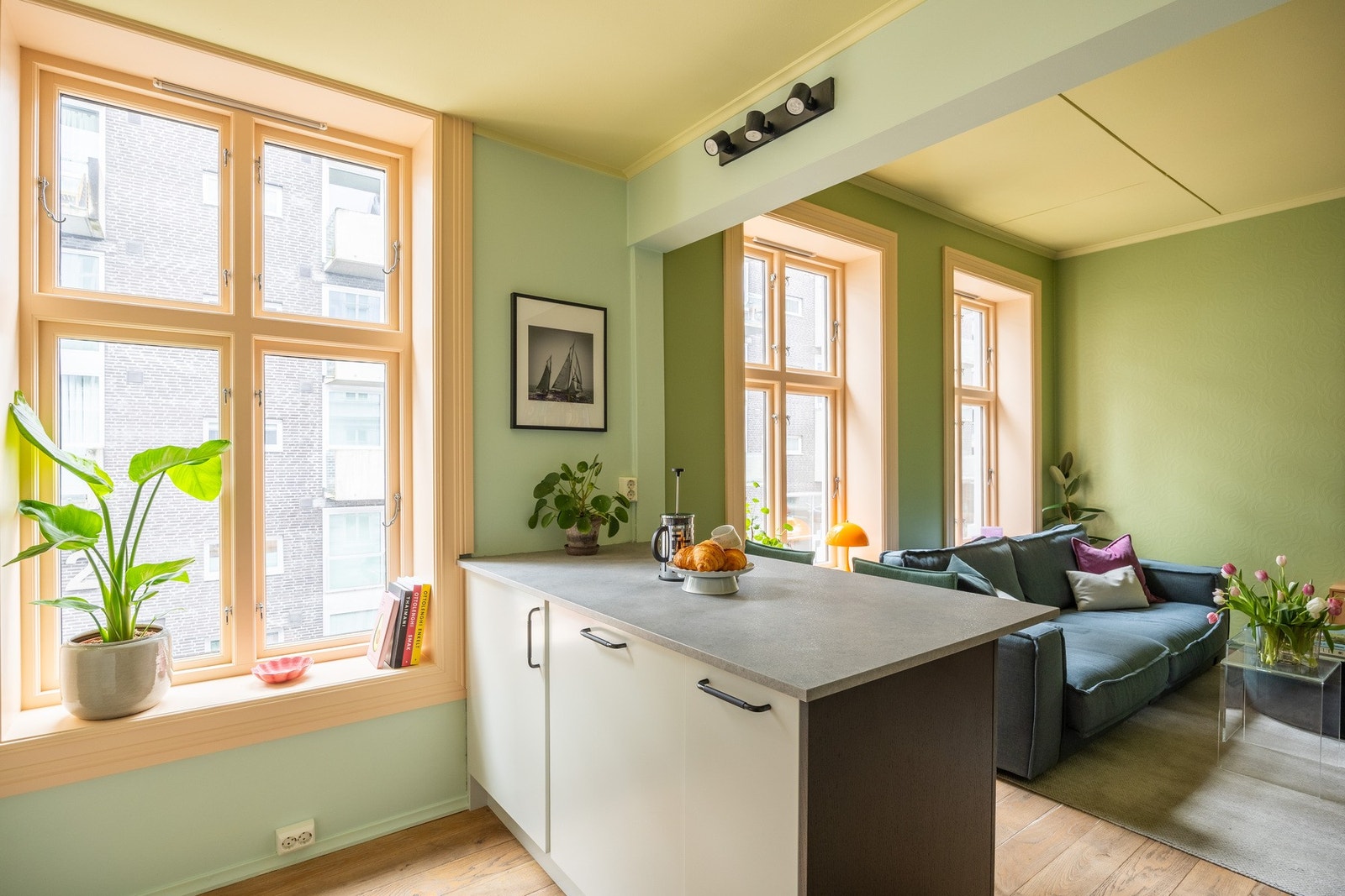 Planløsningen er sosial og arealeffektiv, hvor man kan invitere venner og familie. Galleribilde