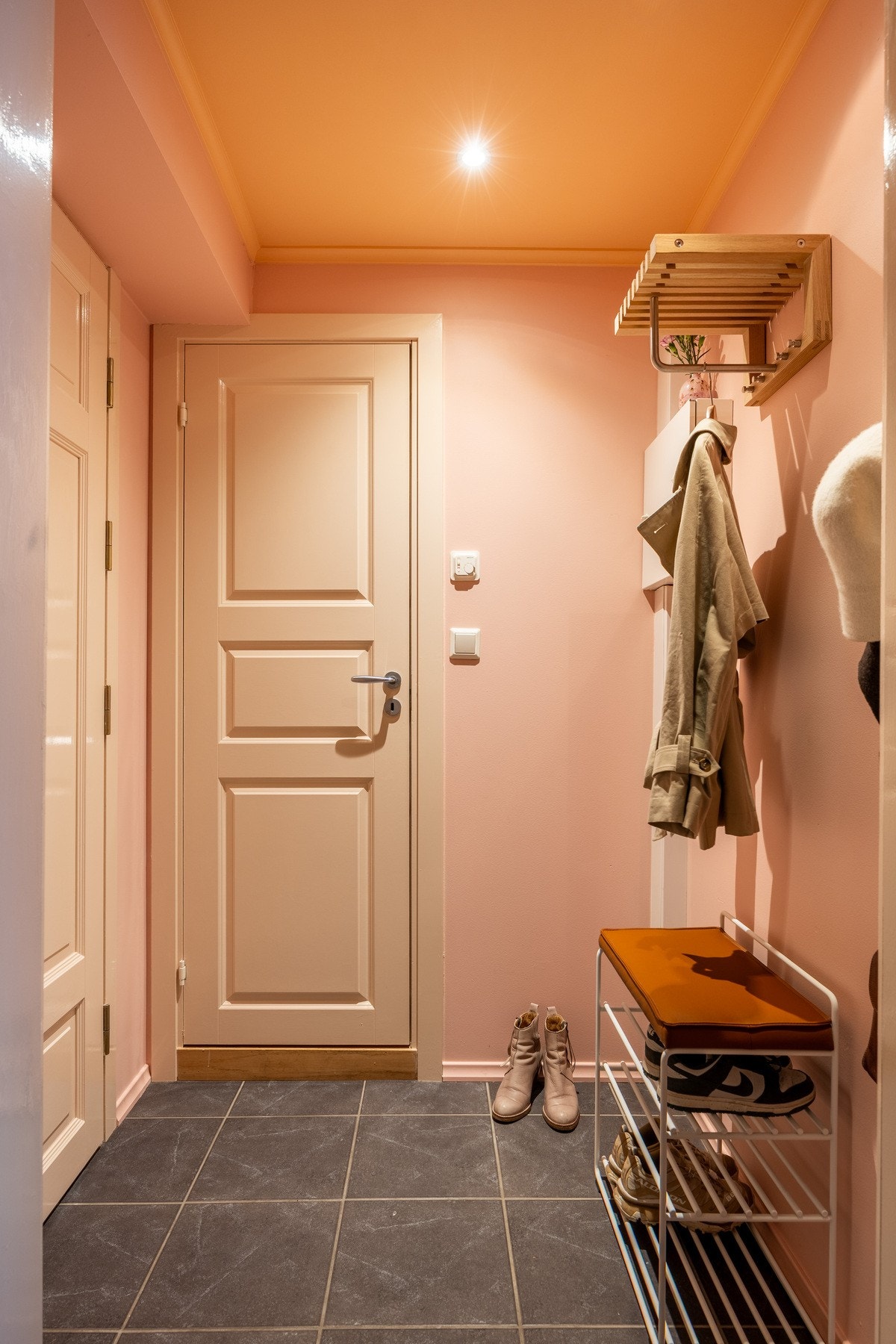 Funksjonell entré med plass for klesoppheng. Galleribilde