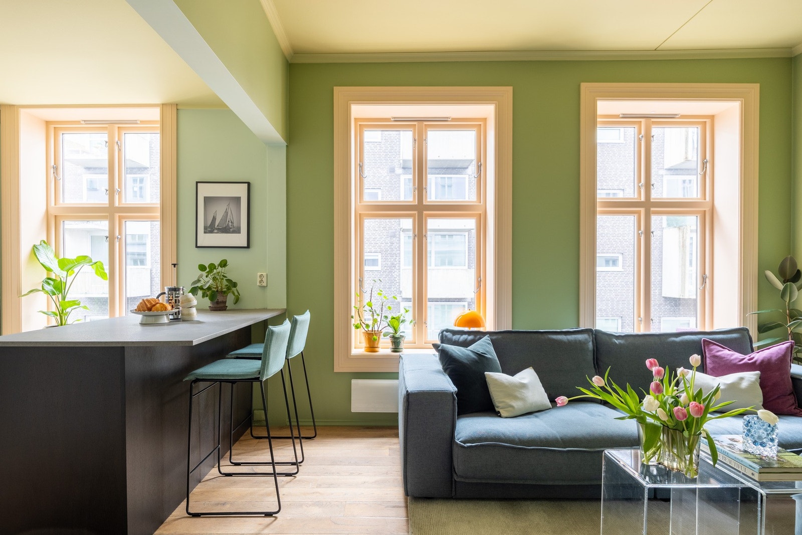 Store krysspostvinduer slipper inn rikelig med naturlig lys. Galleribilde