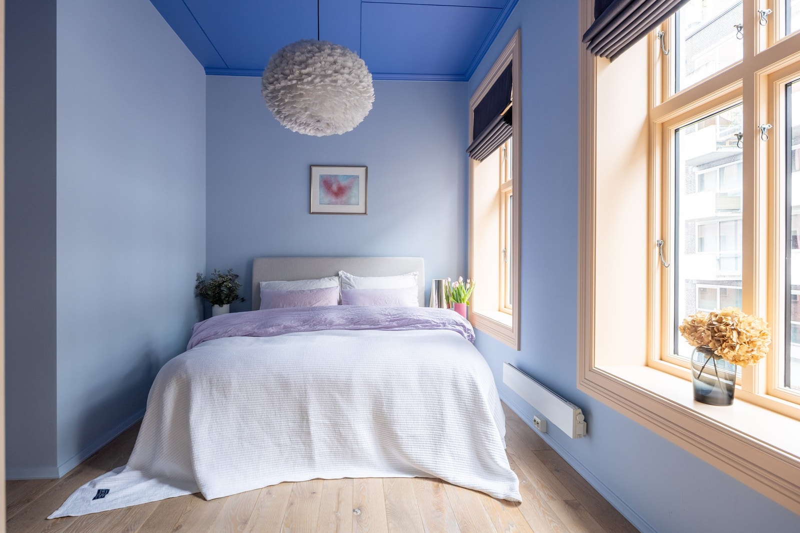 Videre har leiligheten et meget romslig og delikat soverom. Galleribilde