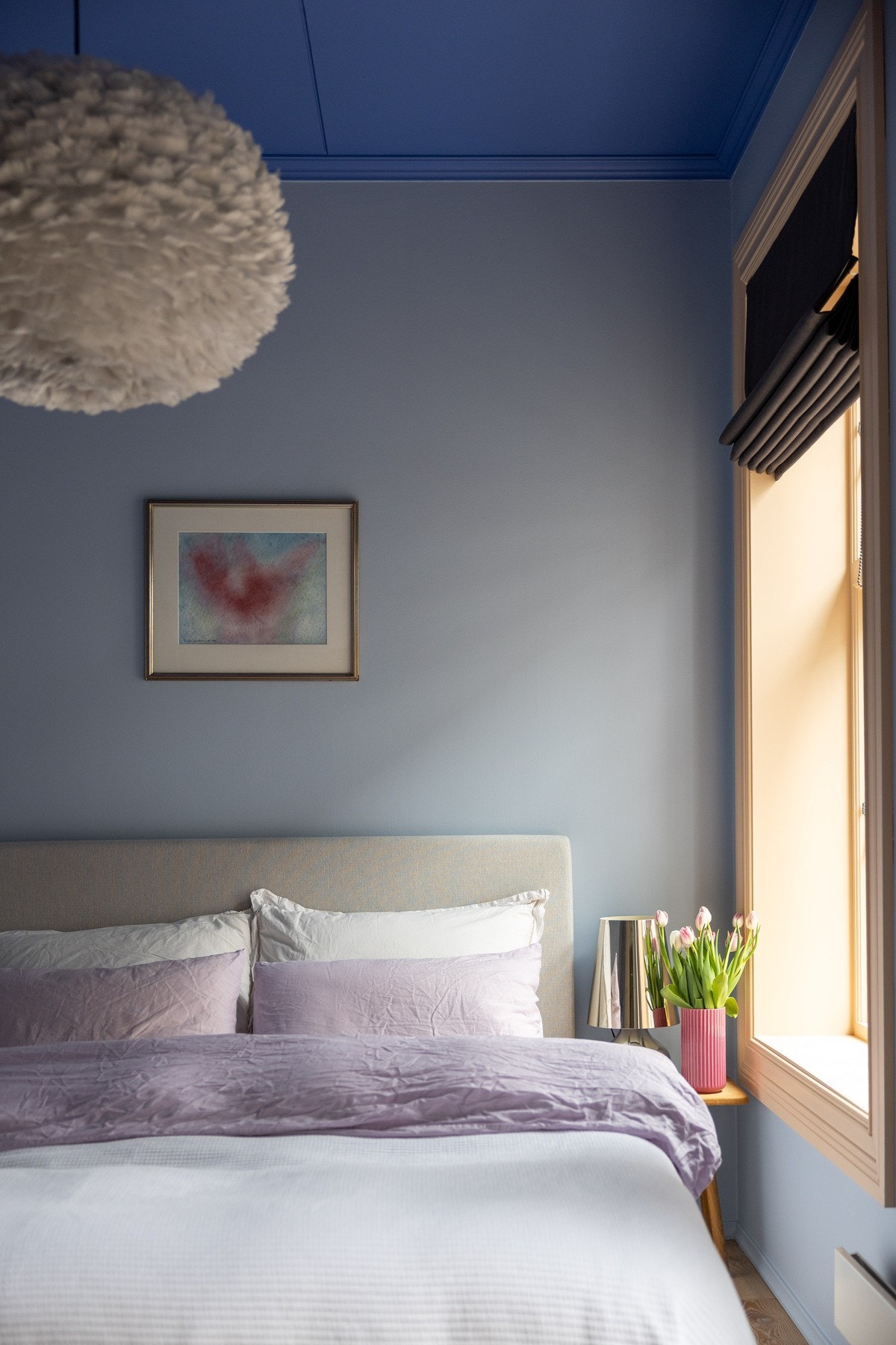 Det er god plass til stor dobbeltseng og tilhørende nattbord. Galleribilde