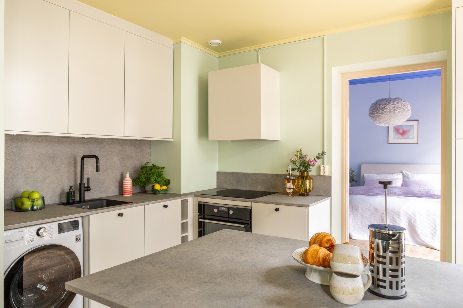 Kjøkkenet har lekker innredning fra Strai (2021). Galleribilde