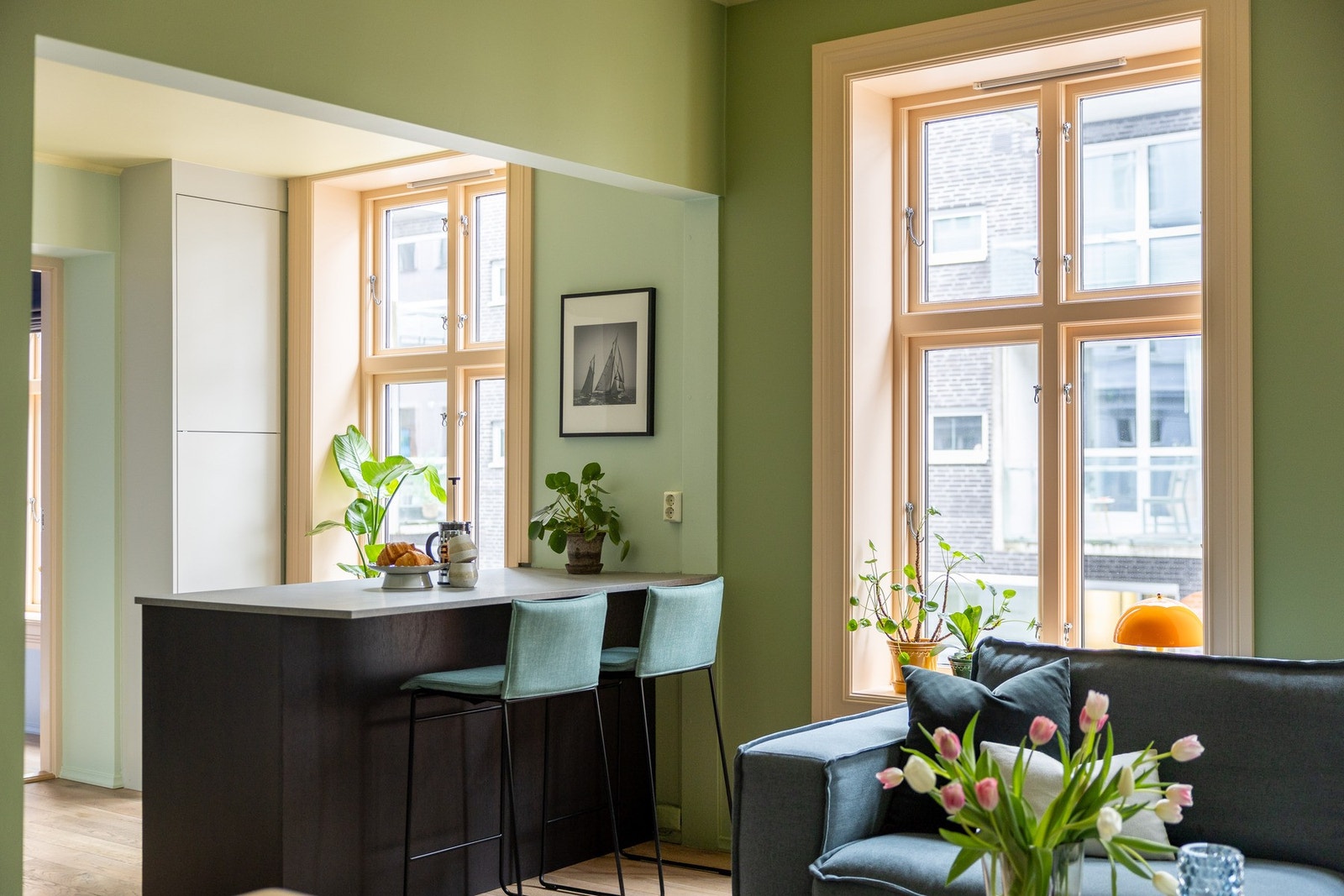 Den praktiske kjøkkenøyen sørger for ekstra albuerom, så vel som sitteplasser. Galleribilde