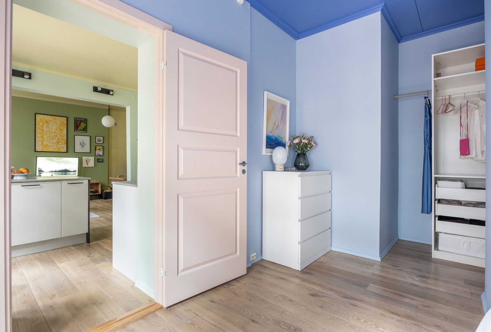 Man kan også innrede med kontorløsning, eventuelt oppbevaringsmøbler. Galleribilde