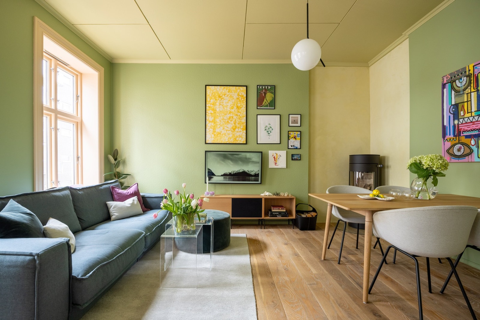 Fargevalgene er håndplukket av en profesjonell fargekonsulent, som skaper et helhetlig uttrykk og binder rommene i leiligheten sømløst sammen. Galleribilde