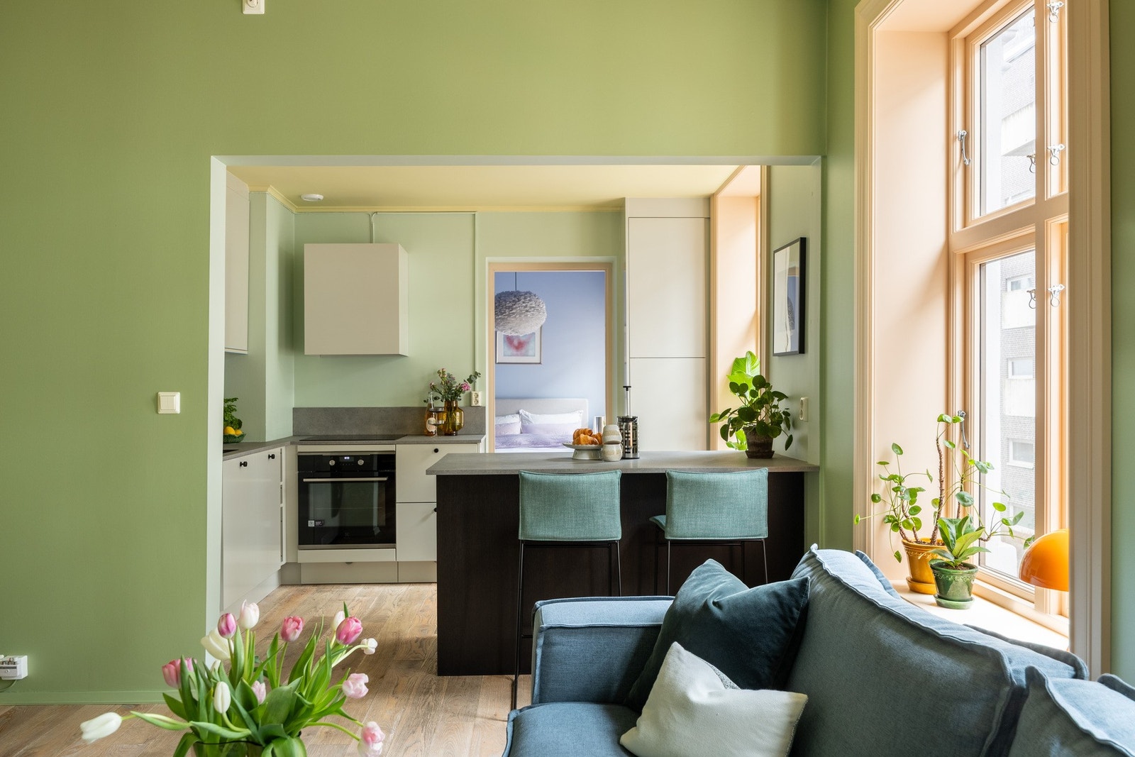 Det er en sosial åpen løsning mellom stuen og kjøkkenet. Galleribilde