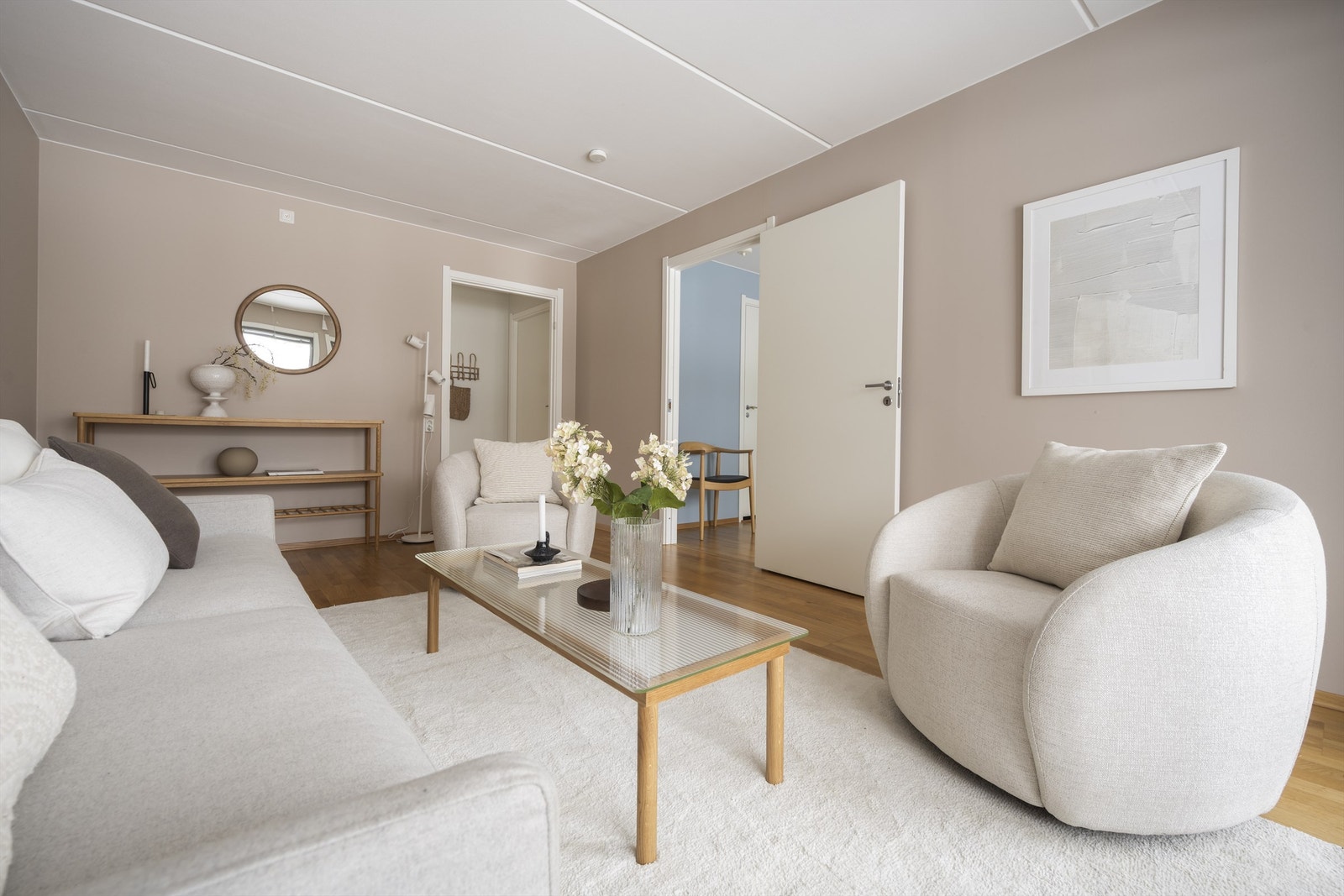 Lekker, romslig stue med plass til både sofagruppe og spisestue. Foto: Martine Eren Jacobsen. Galleribilde