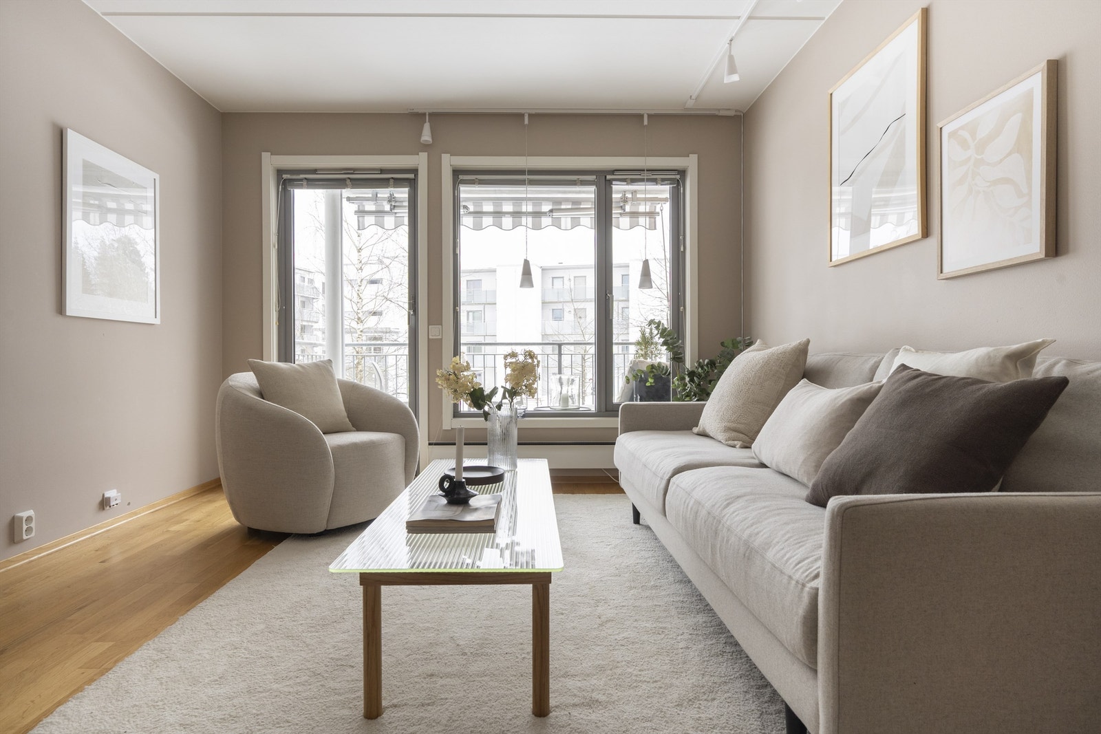 Store vindusflater sørger for godt lysinnslipp. Galleribilde