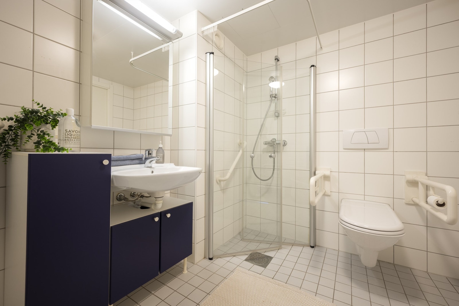 Badet har to innganger, en fra gangen og en fra soverommet ---> veldig praktisk. Galleribilde