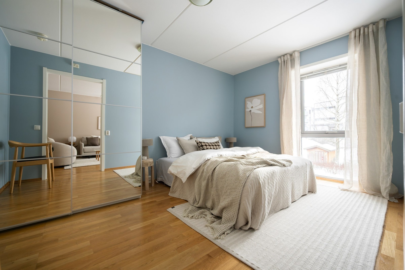 Leiligheten har et stort soverom med skyvedørsgarderobe med speilfronter. Legg merke til det store vinduet. Foto: Martine Eren Jacobsen. Galleribilde