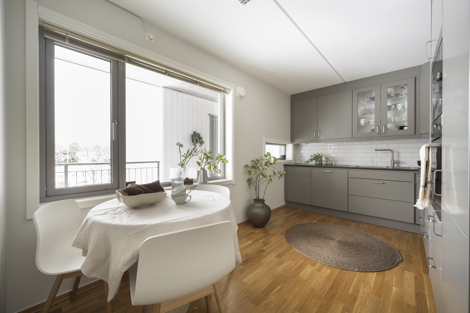Flott, separat kjøkken med god plass til spisegruppe. Foto: Martine Eren Jacobsen. Galleribilde