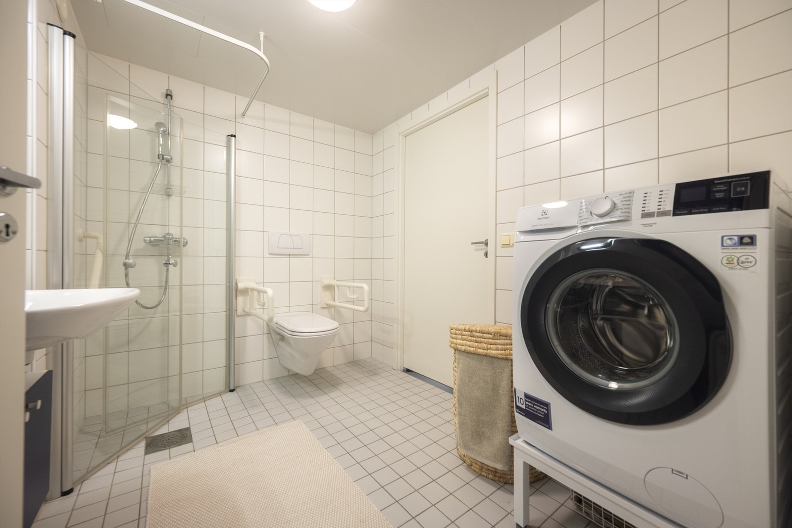 God størrelse på badet.
Vaskemaskin på stativ kan medfølge etter særskilt avtale med selger. Galleribilde