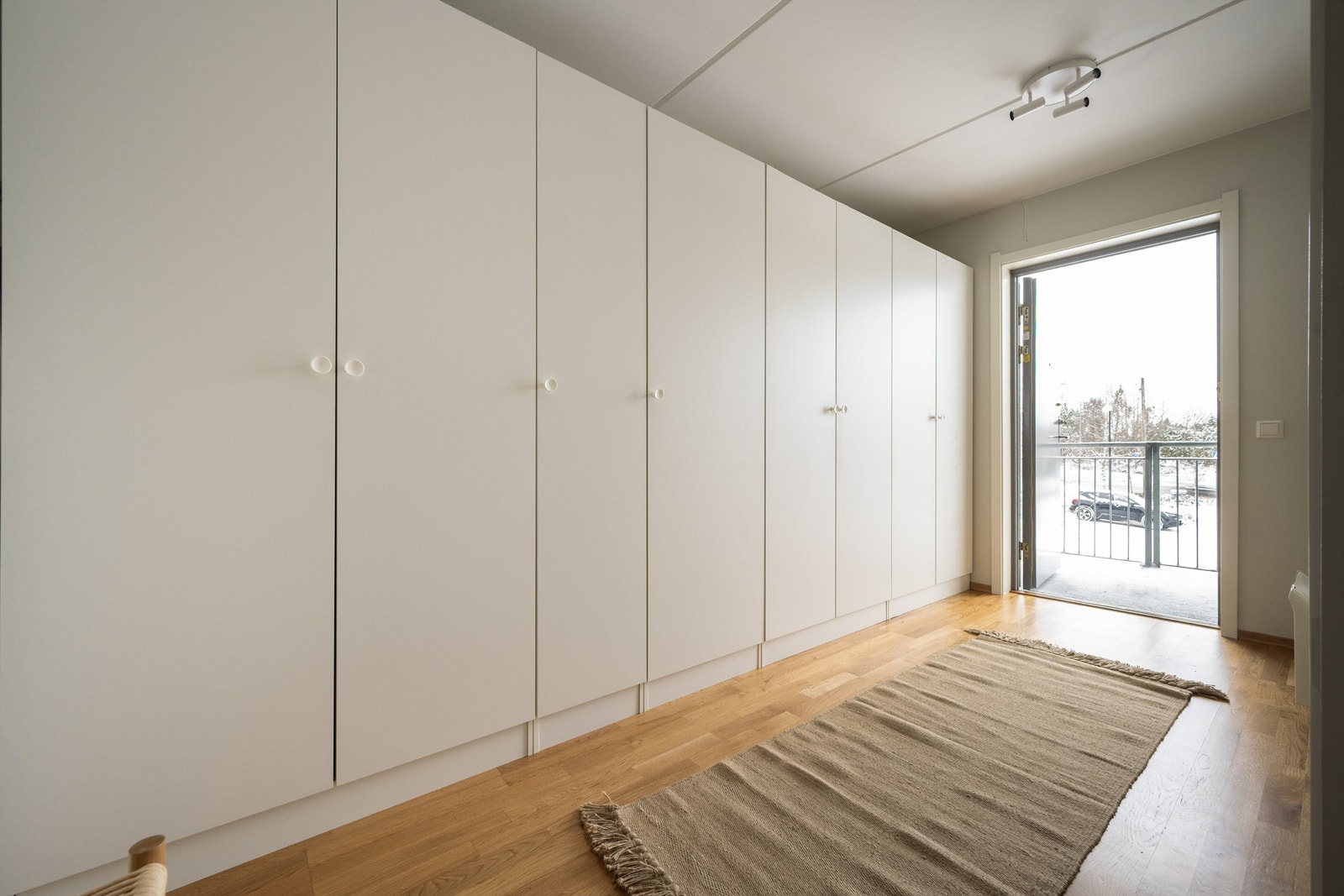 Entreen er av svært god størrelse og har en superpraktisk garderobe langsmed hele langveggen. Her har du god plass til oppbevaring av sko, yttertøy, sengetøy, turutstyr m.m. Foto: Martine Eren Jacobsen. Galleribilde