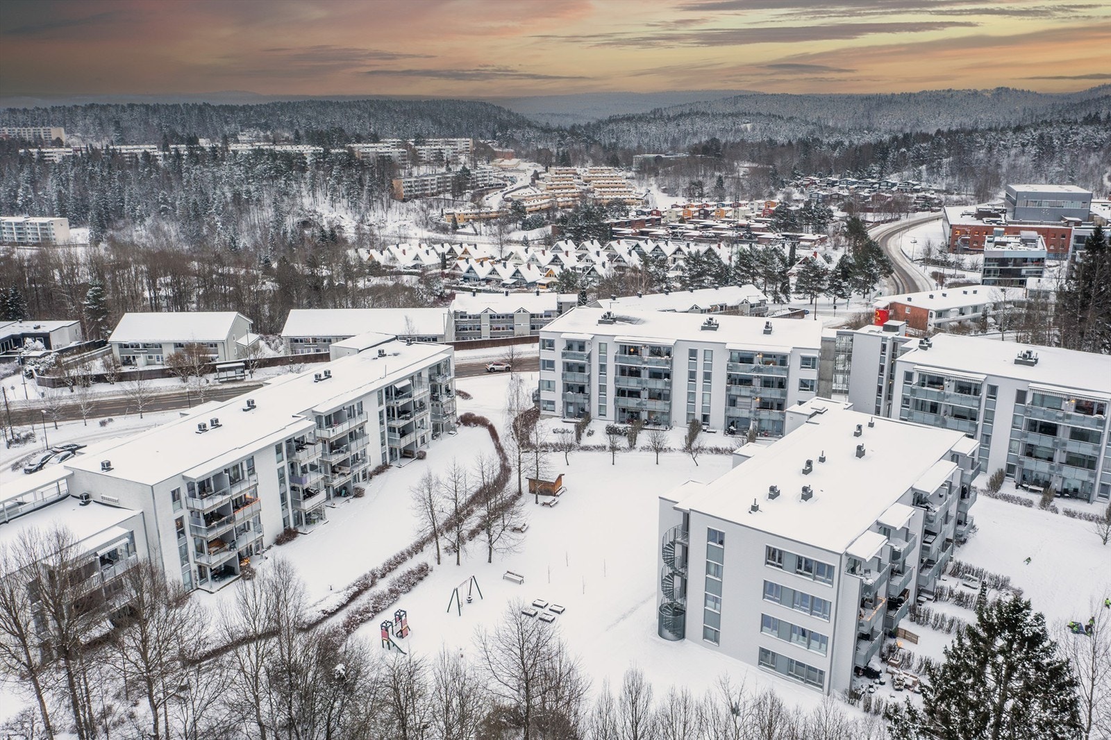 Dronebilde av borettslaget og nærområdet.
Legg merke til den kort veien til herlige Østmarka. Galleribilde