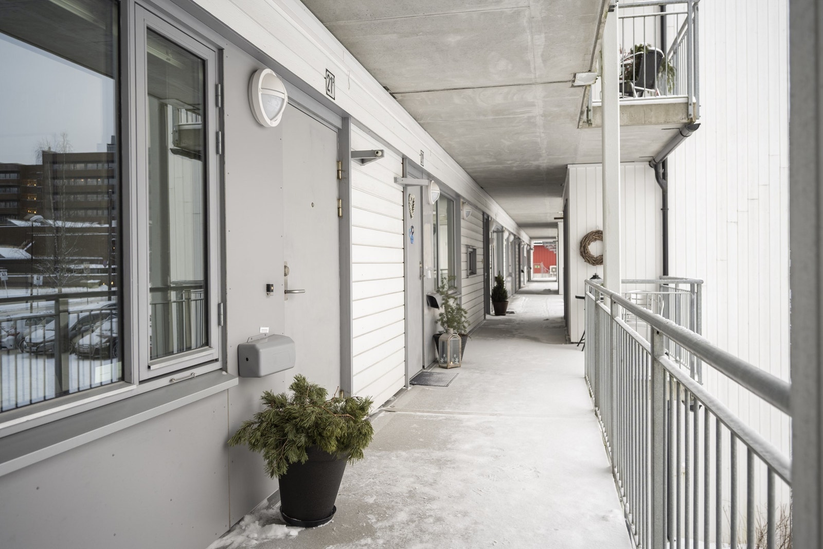 Inngang via utvendig svalgang og direkte til leiligheten i 2. etasje. Ta heisen opp til 2. etasje. Har du rullestol? Eller går du på krykker? Kanskje noe for deg? Foto: Martine Eren Jacobsen. Galleribilde