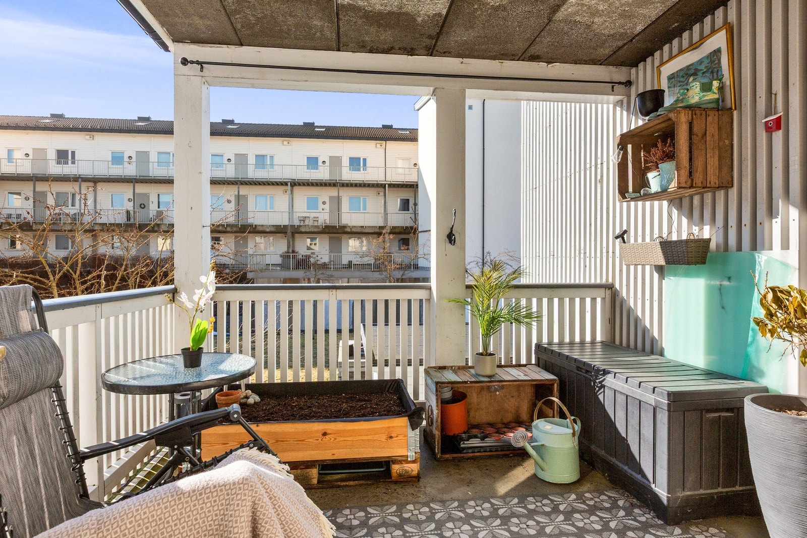 Ved inngangen er det terrasse, her får du ettermiddagssolen. Galleribilde