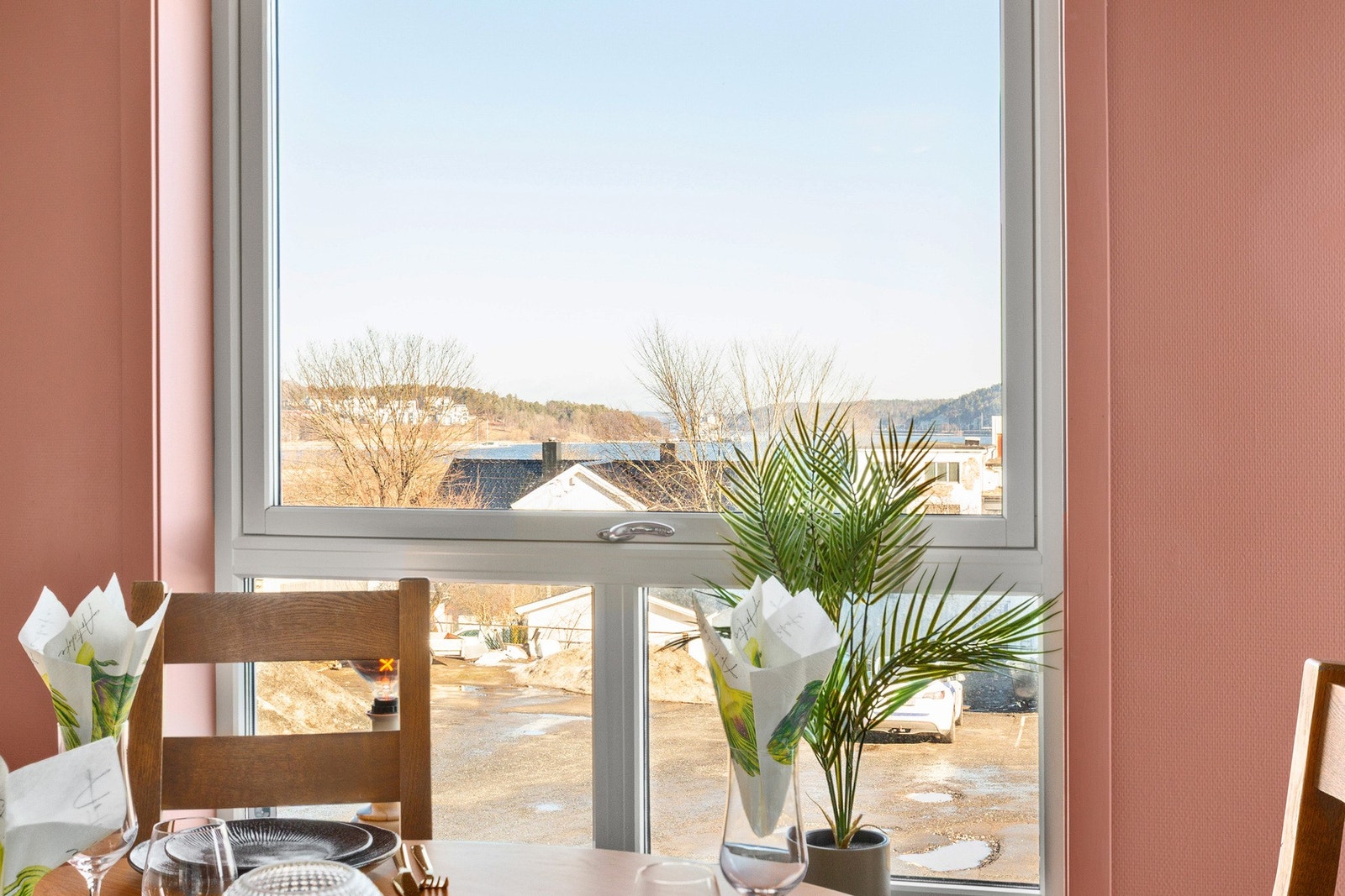 Stuen har gode møbleringsmuligheter med plass til både sofagruppe og lenestoler. Galleribilde