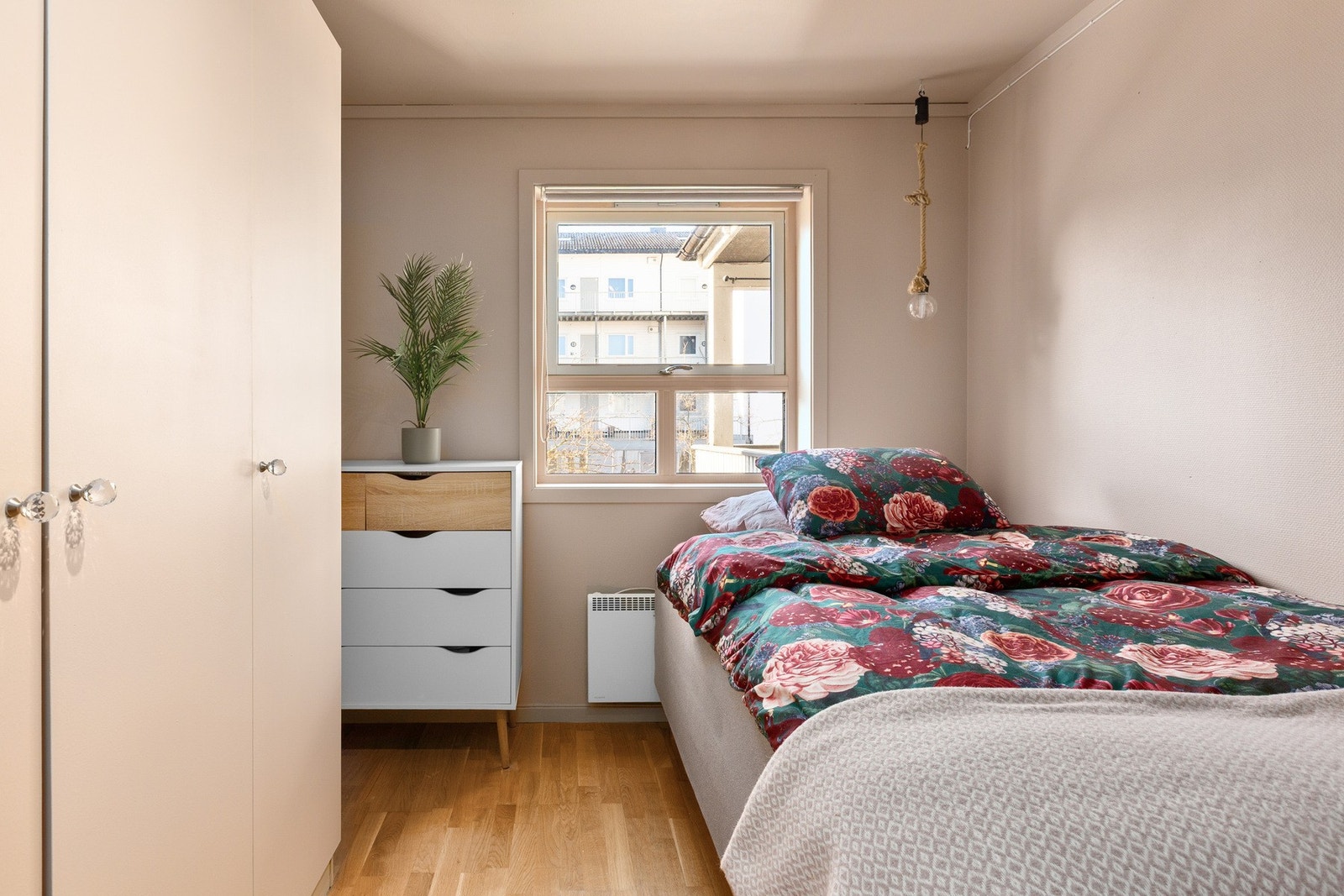Begge vendt mot bakgården. Galleribilde