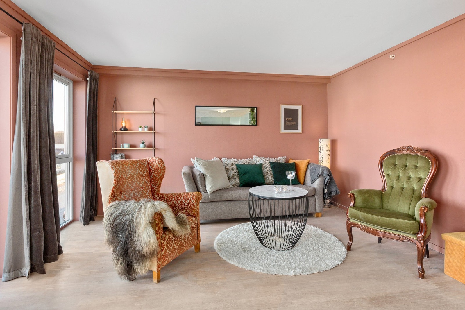 De store vindusflatene slipper inn rikelig med dagslys og gir rommet en lys og luftig følelse. Galleribilde