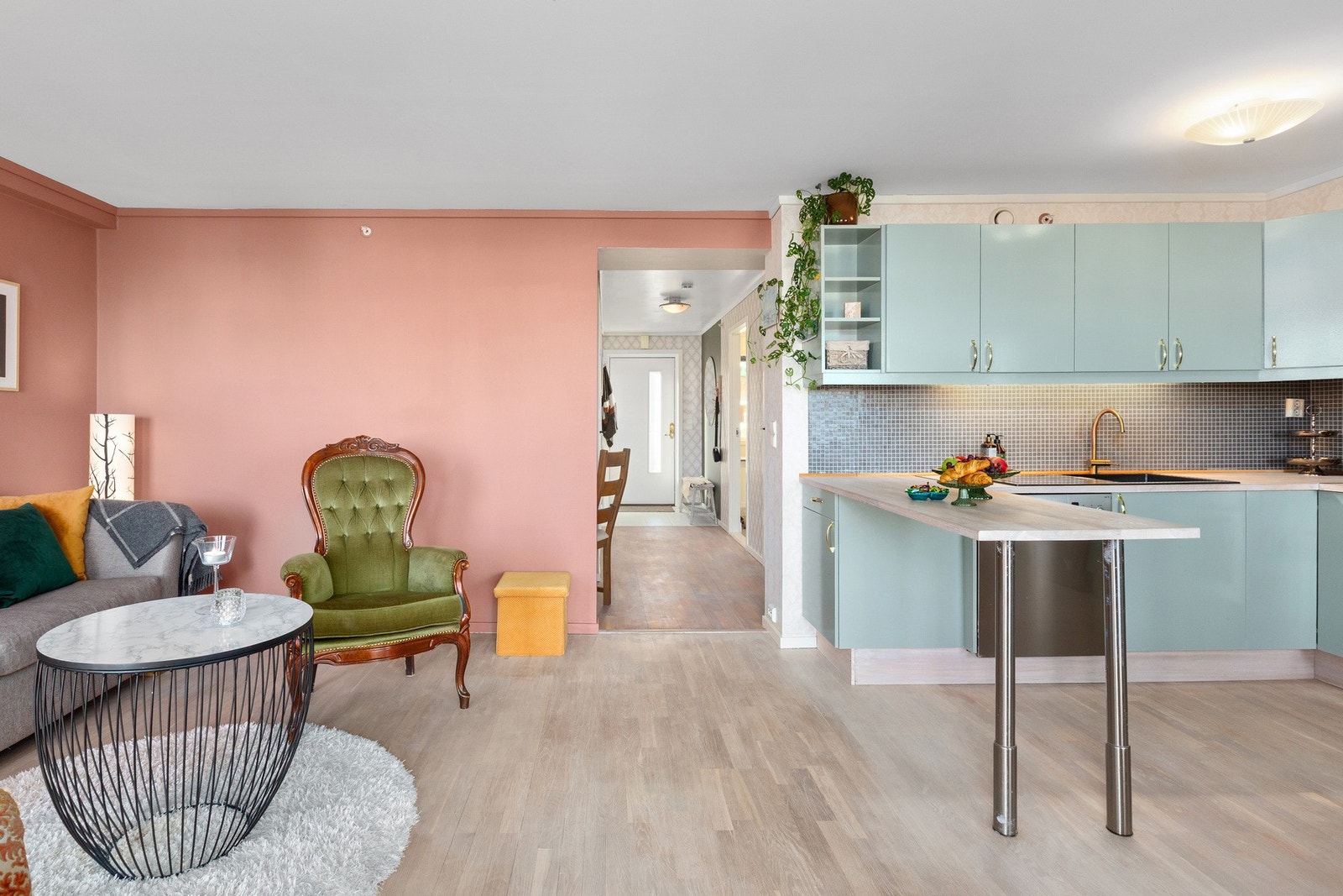 Kjøkken og spisestue ligger i en åpen løsning mot stuen. Galleribilde