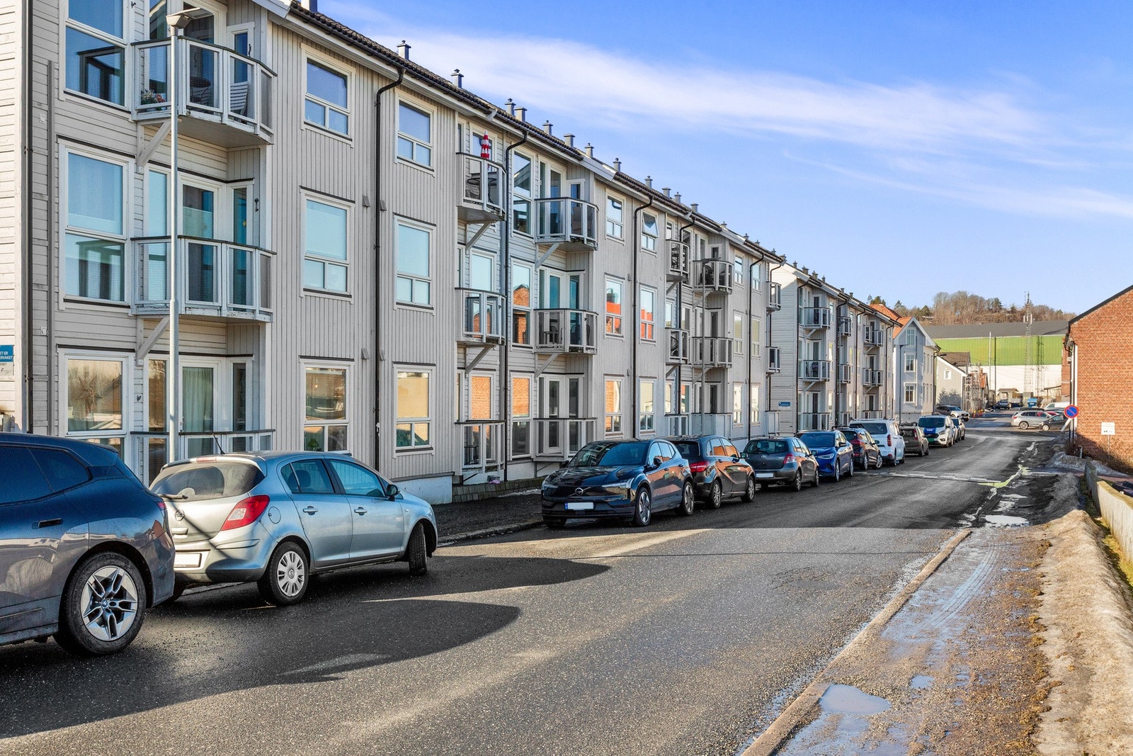 Leiligheten ligger med gangavstand til by, sjø og strand. Galleribilde