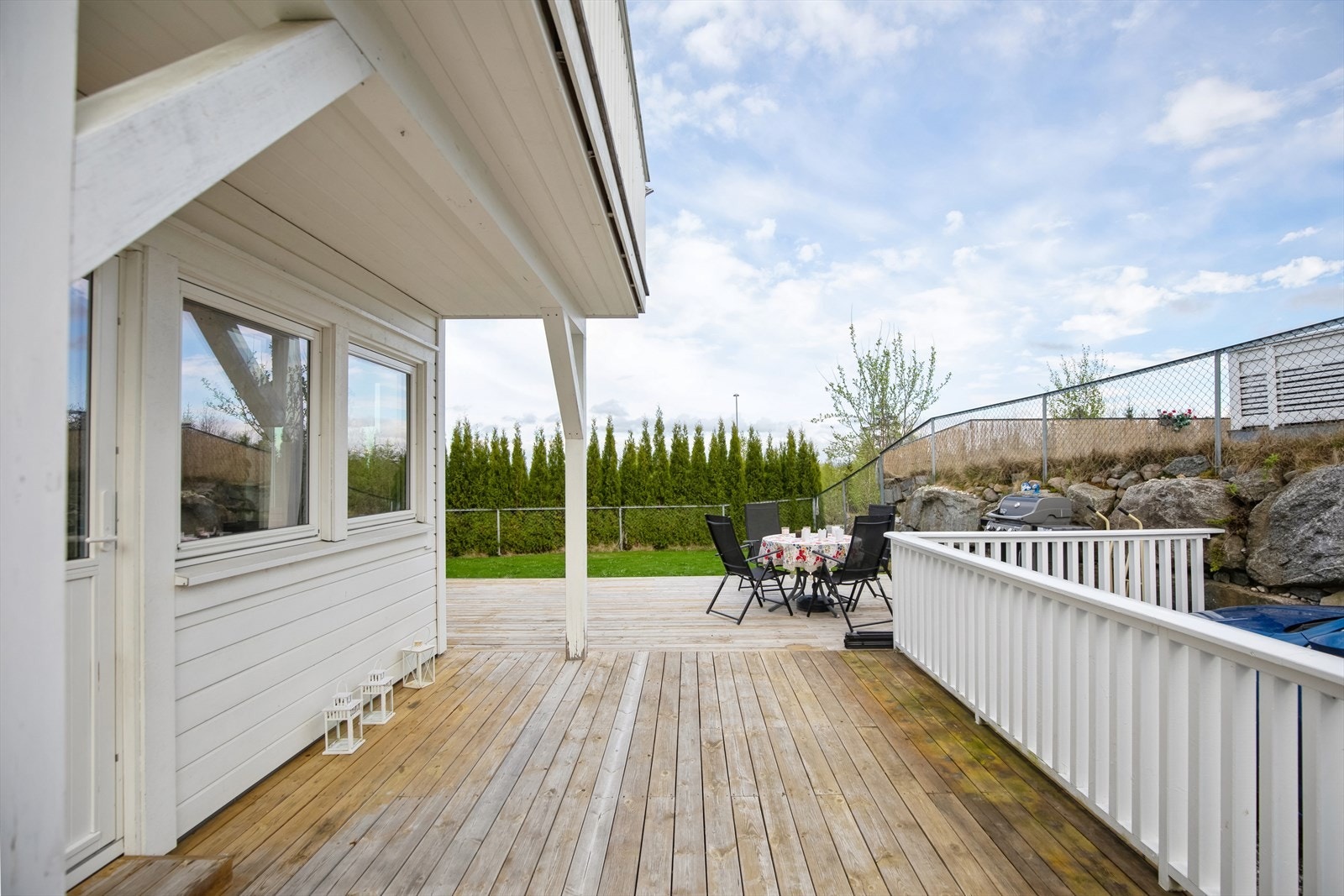 Romslig terrasse med gode solforhold, perfekt for sosiale sammenkomster. Galleribilde