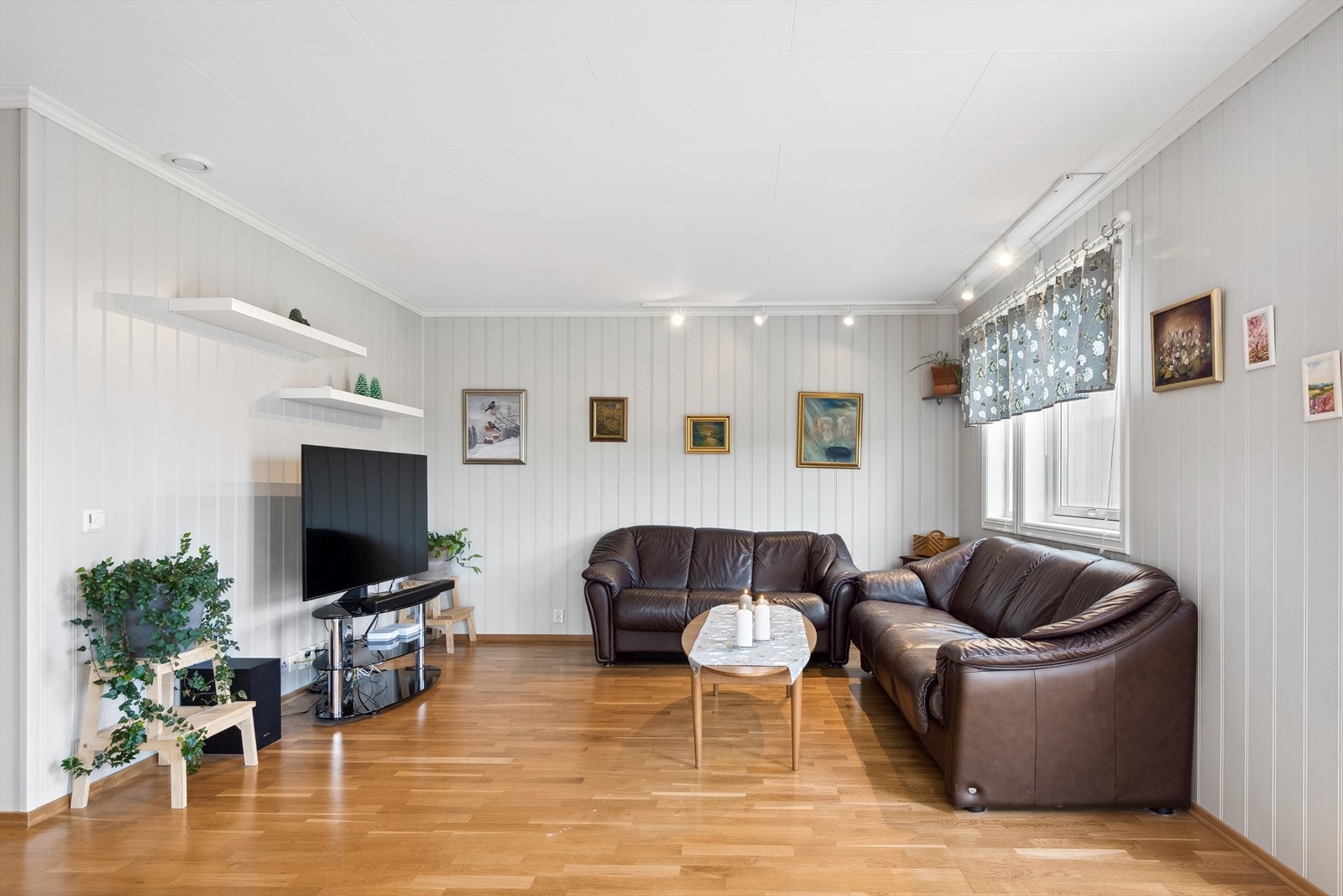 Romslig stuekrok med fin plass for sofamøblement Galleribilde