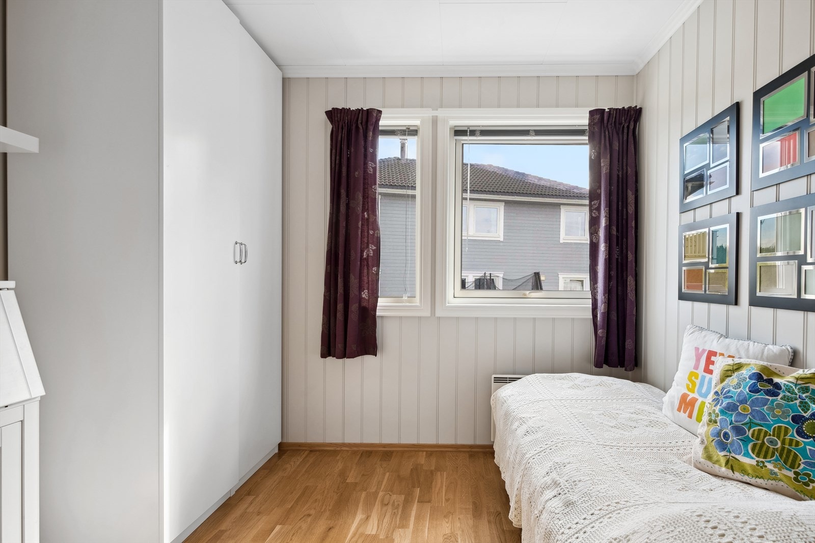 Soverom 4 med lagringsmuligheter i garderobeskapet. Galleribilde