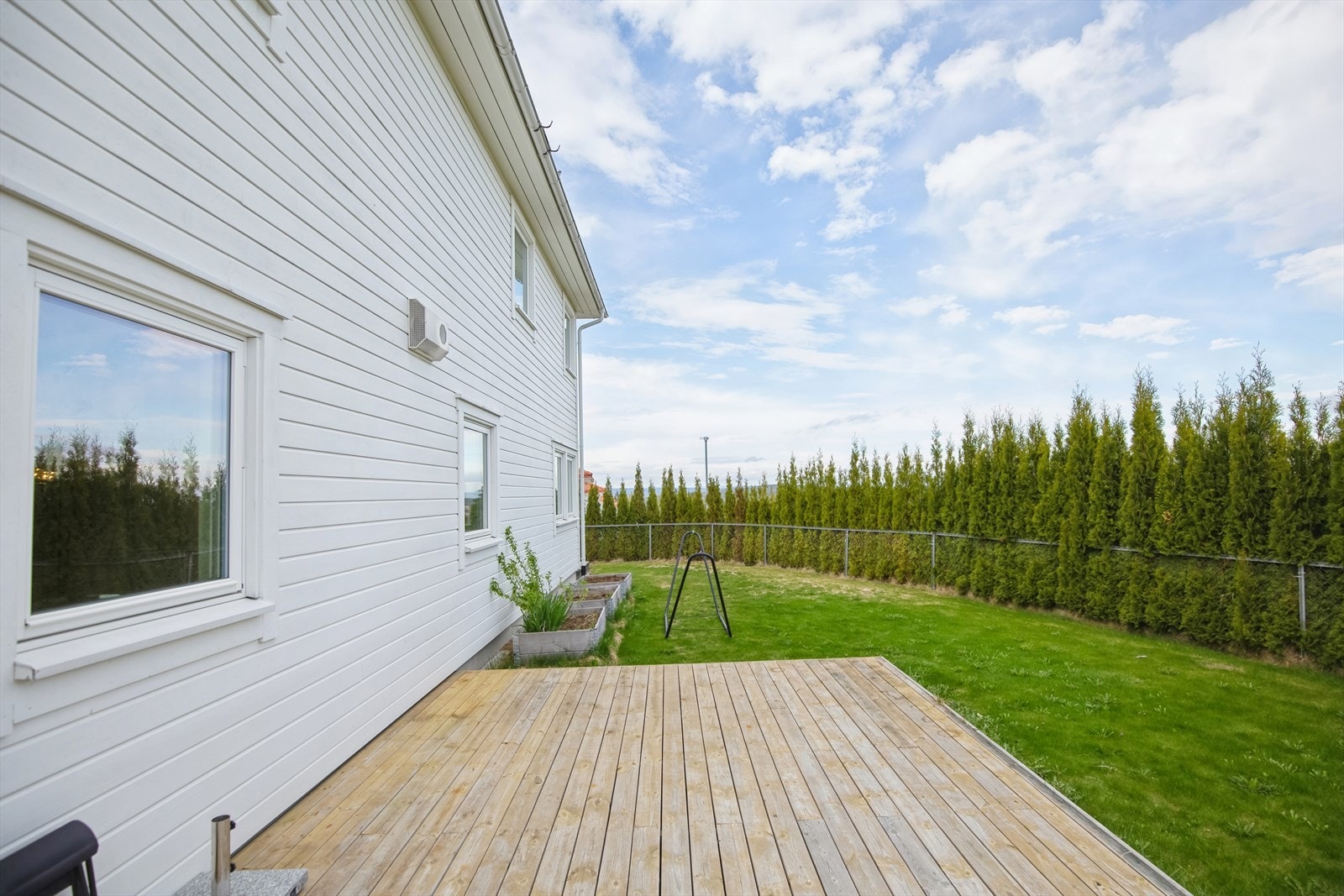 Hyggelig uteplass. Gjerde på deler av tomten. Galleribilde