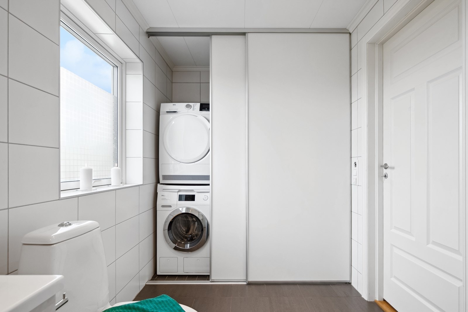 Badet er utstyrt med praktiske takhøye skyvedører som skjuler et lite vaskerom. Galleribilde