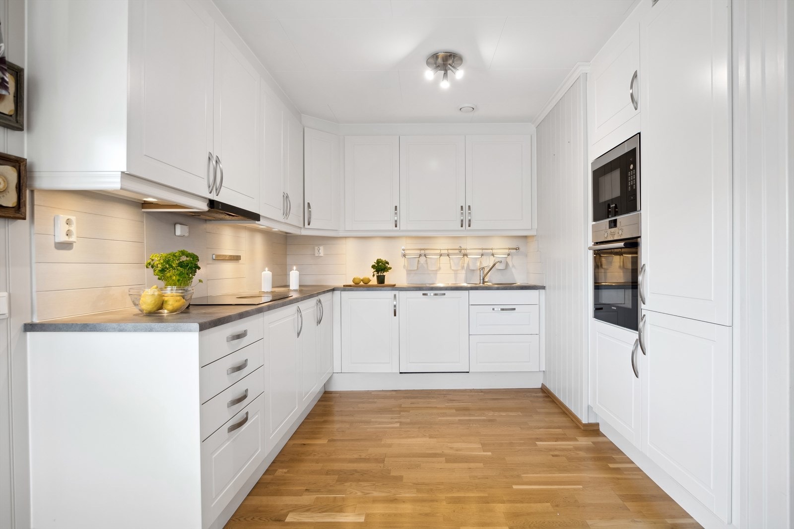 Det er integrert komfyr med stekeovn og induksjon koketopp, samt integrert kjøleskap, mikrobølgeovn og oppvaskmaskin Galleribilde