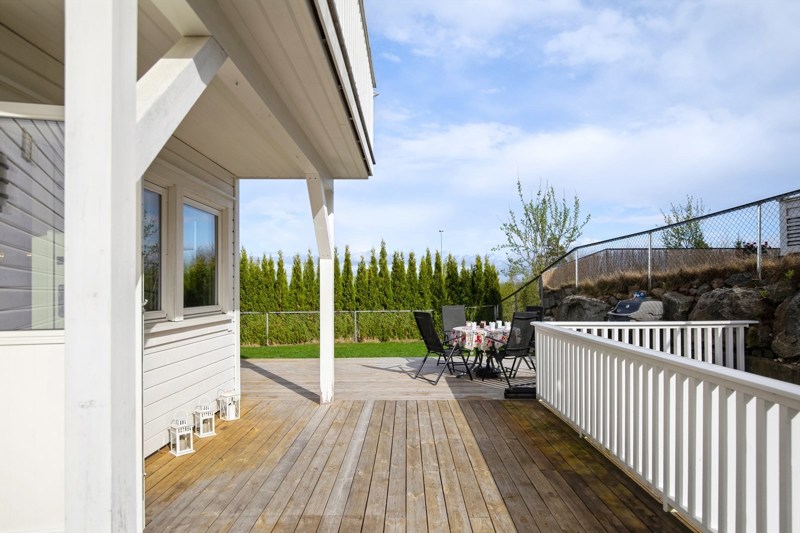 Fin og solrik etablert uteplass med gode møbleringsmuligheter og tilgang til egen hagedel. Galleribilde