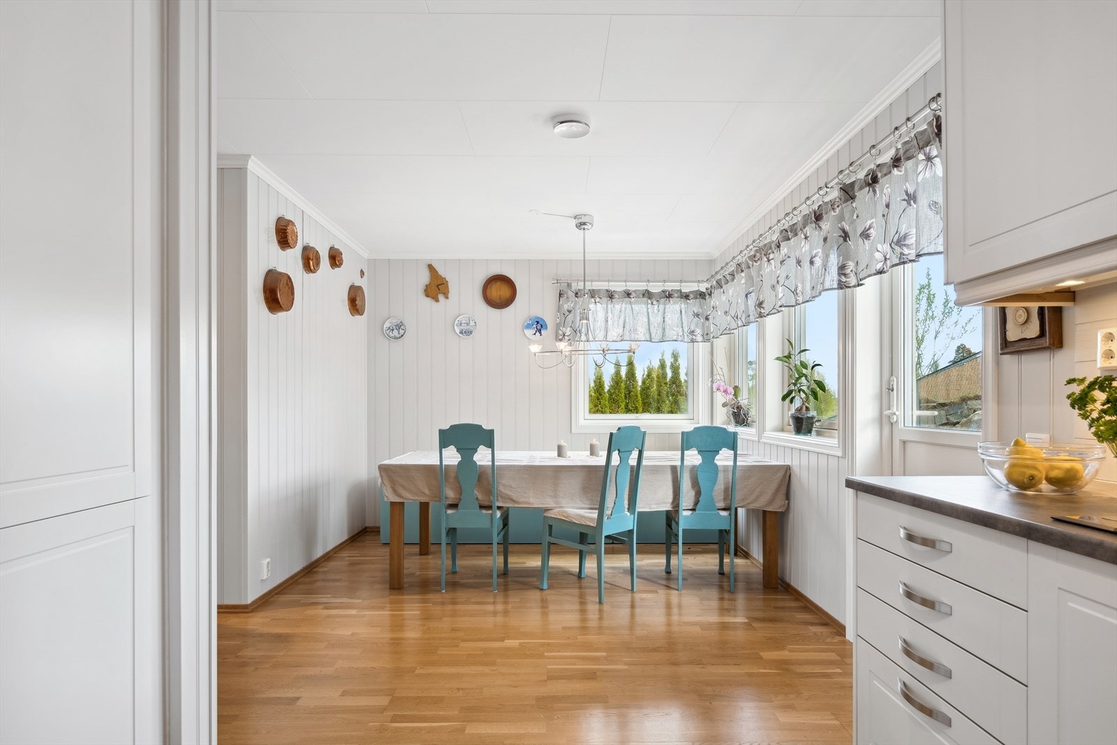 Det stilrene kjøkkenet inneholder godt med benke- og skapplass, og har plass til spisestuegruppe. Direkte utgang til platting. Praktisk for varme sommerdager! Galleribilde