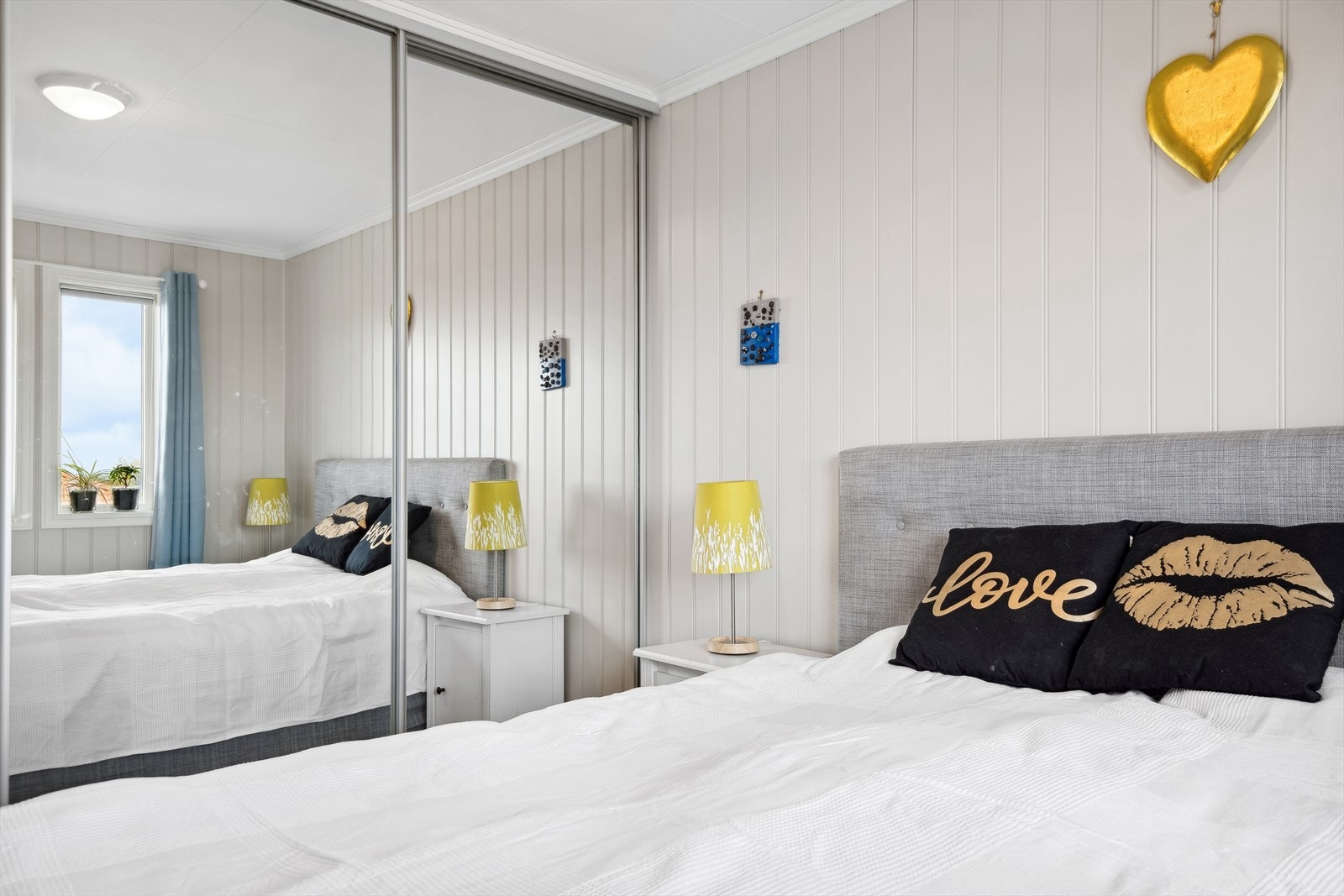 Boligen har 4 soverom. Hovedsoverommet har en praktisk skyvedørsgarderobe med speildører. Galleribilde