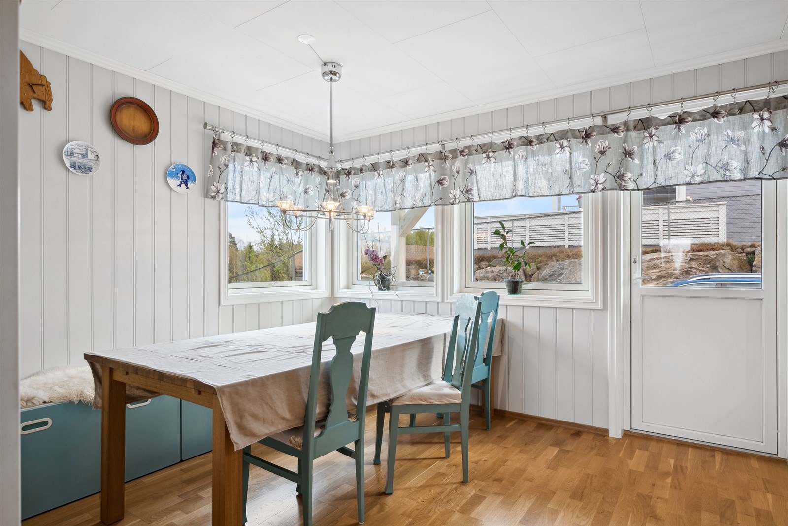 Mye vinduer gir rikelig med dagslys. Eiendommen har fin standard og fremstår med tidsmessige farge- og materialvalg. Galleribilde