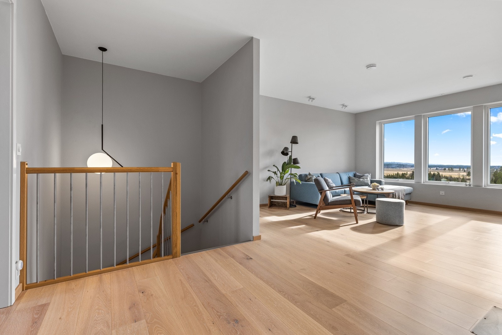 En flott trapp i heltre eik fører enkelt opp til boligens Tv-stue. Galleribilde