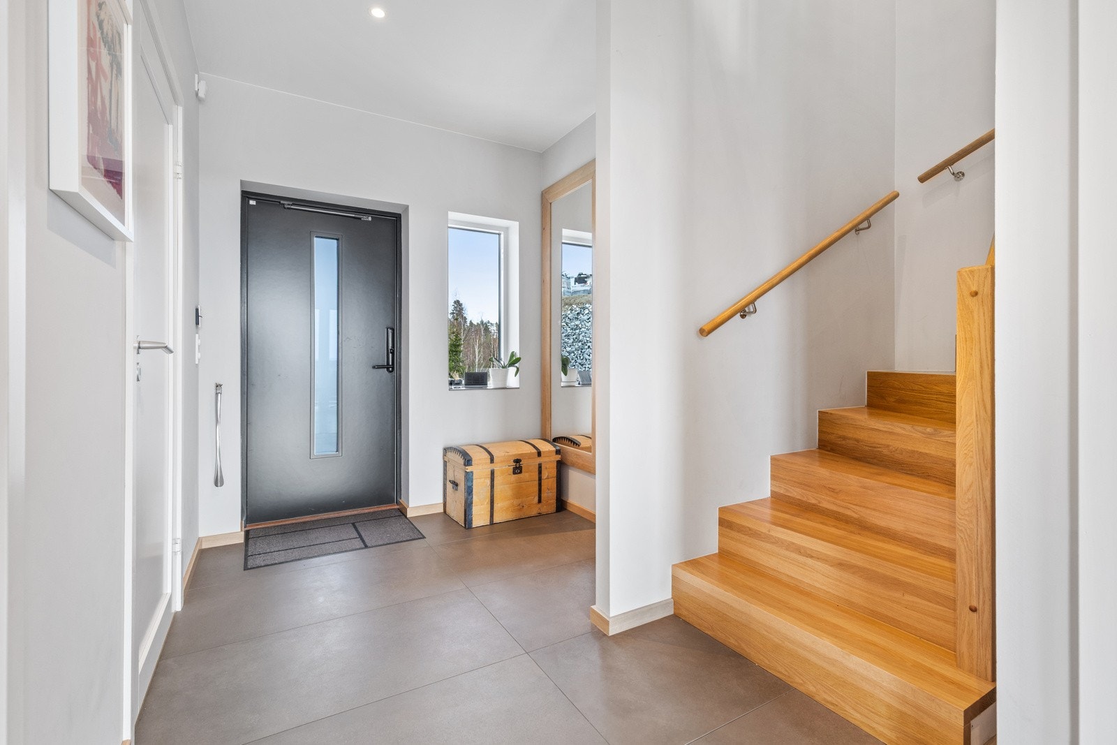 På begge ytterdørene er det montert appstyrt kodelås av typen Yale doorman - perfekt for en familie. Galleribilde