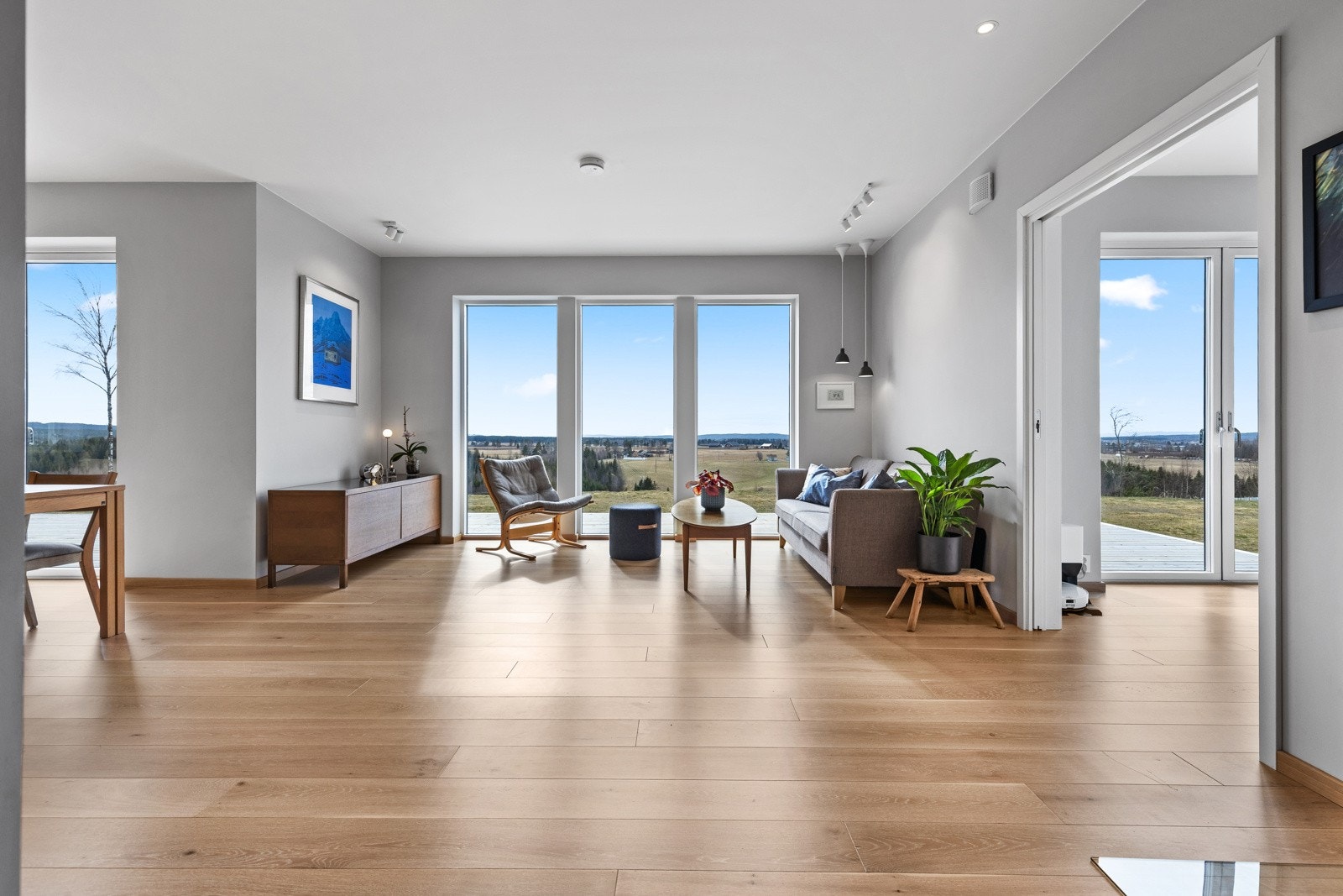 Her er det god plass til sofaløsning med tilhørende møblement. Belysningen styres enkelt via egen app-funksjon. Galleribilde